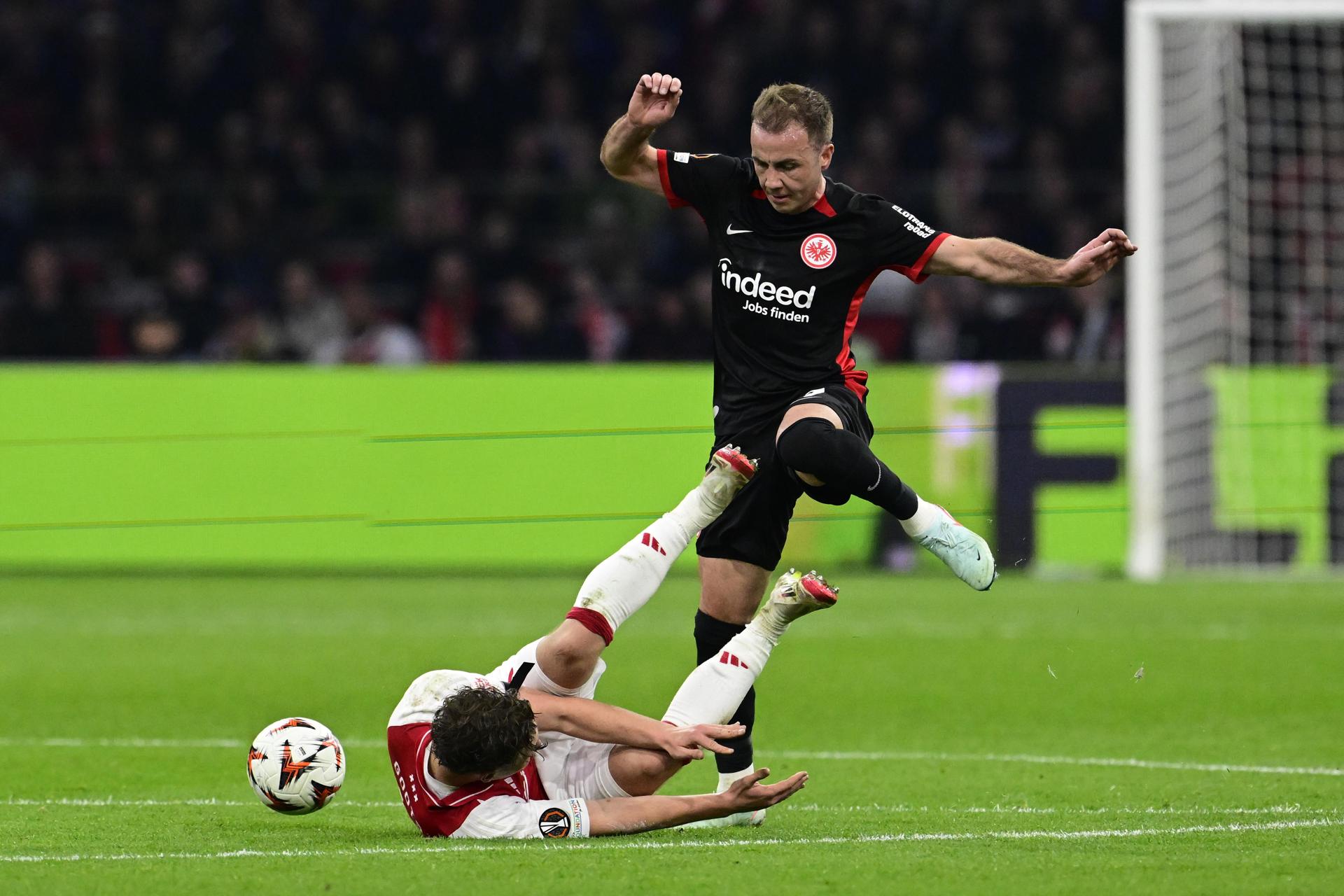 Mika Godts, en el suelo, en una acción con Mario Goetze. EFE/EPA/OLAF KRAAK