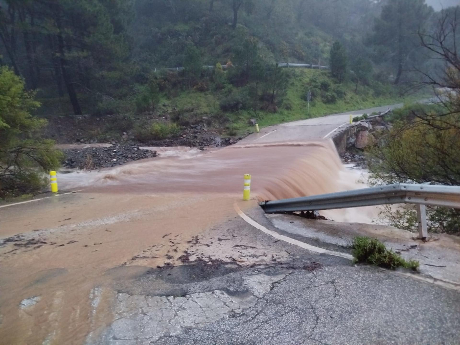 La crecida del río Turón ha provocado el corte de la carretera MA-8302 en Genalguacil (Málaga). Las precipitaciones registradas este jueves en el interior de la provincia de Málaga, que han alcanzado su valor más elevado en Casarabonela con casi 70 litros por metro cuadrado, han ocasionado el desbordamiento del río Turón en Ardales y cortes de vías.EFE/Diputación de Málaga.//SOLO USO EDITORIAL/SOLO DISPONIBLE PARA ILUSTRAR LA NOTICIA QUE ACOMPAÑA (CRÉDITO OBLIGATORIO)//