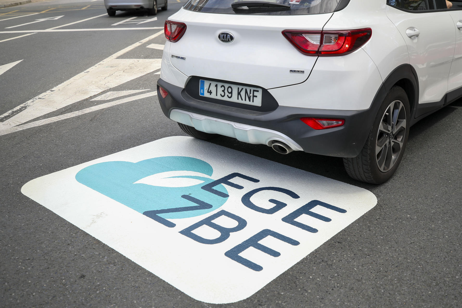 Un coche entra en la Zona de Bajas Emisiones (ZBE) en Bilbao, en una fotografía de archivo. EFE/Luis Tejido