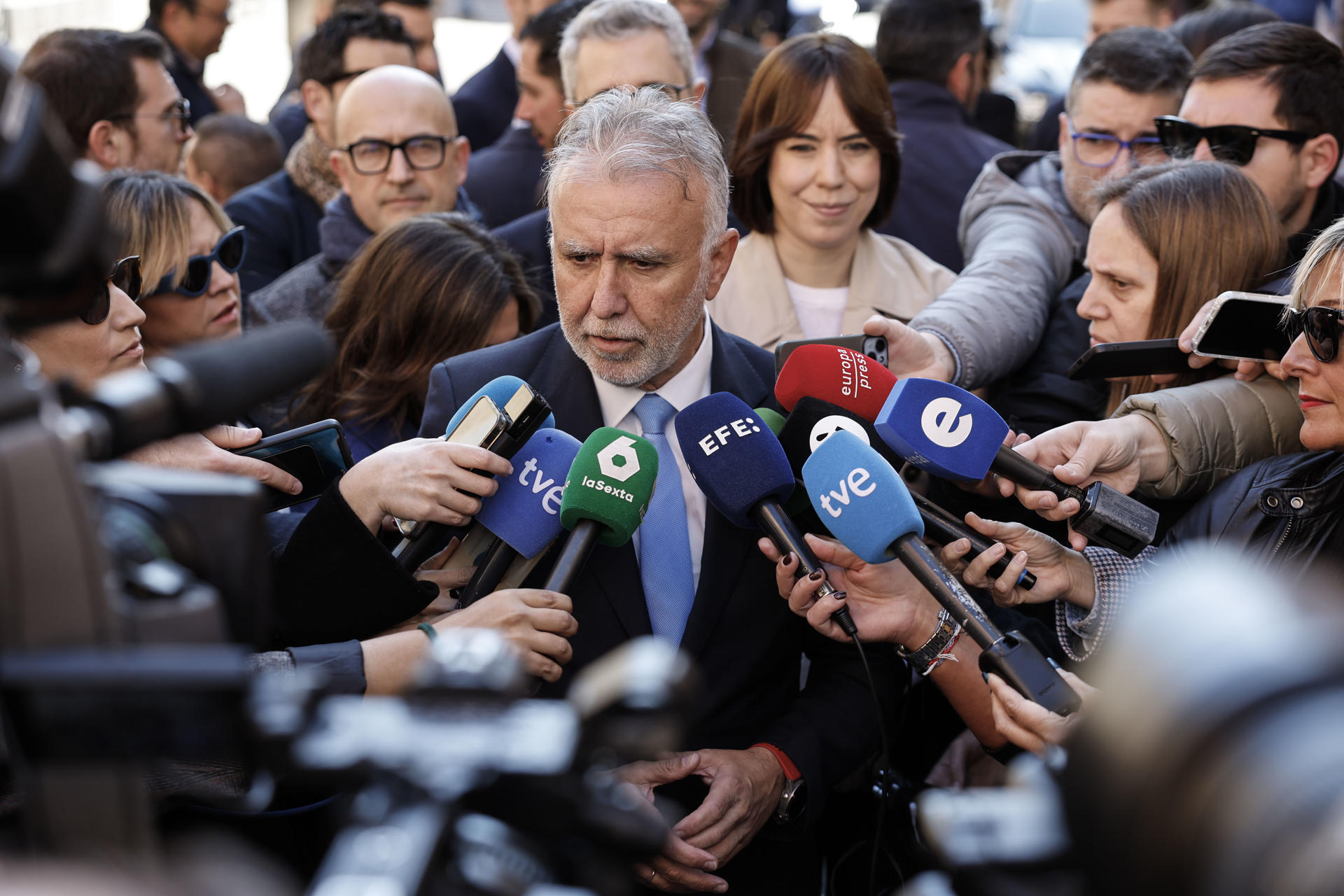 El ministro de Política Territorial, Ángel Víctor Torres (centro), presenta a alcaldes, alcaldesas y personal técnico de los municipios afectados por la dana el plan de reimpulso y recuperación de infraestructuras locales dañadas. En la imagen Torres atiende a los medios de comunicación acompañado por la ministra de Ciencia y Universidades, Diana Morant. EFE/ Ana Escobar