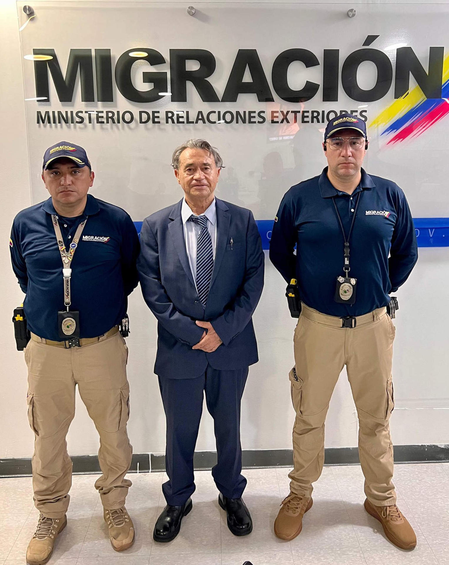 Fotografía cedida por Migración Colombia de la detención de Carlos Lehder (c), exnarcotraficante colombiano, a su llegada a Colombia, procedente de Alemania este viernes, en Bogotá (Colombia). EFE/ Migración Colombia