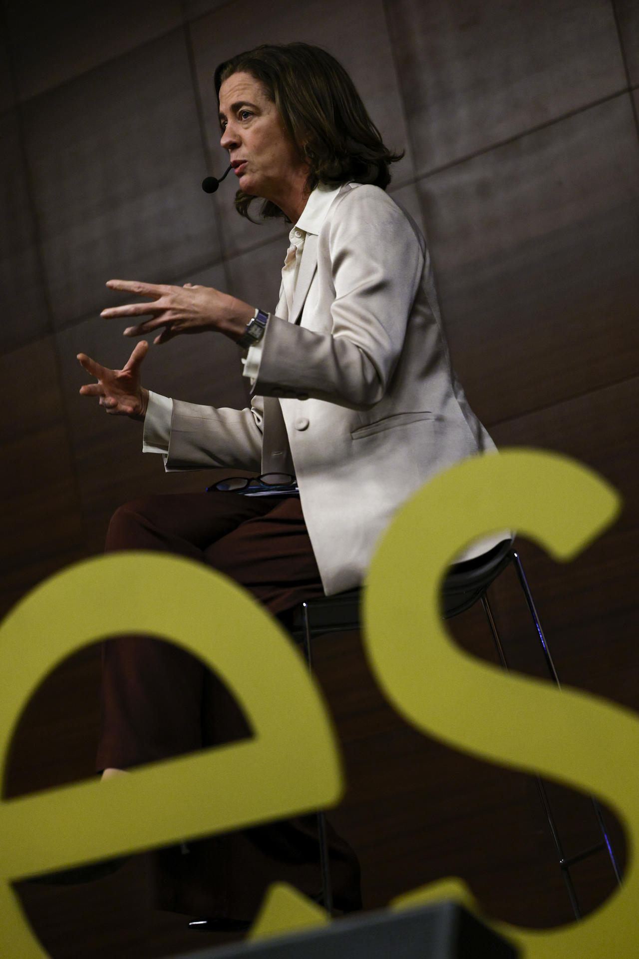 La presidenta de la Asociación Española de Banca (AEB), Alejandra Kindelan, durante su conferencia "Retos empresariales y financieros de 2025" en la feria Forinvest. EFE/Kai Försterling
