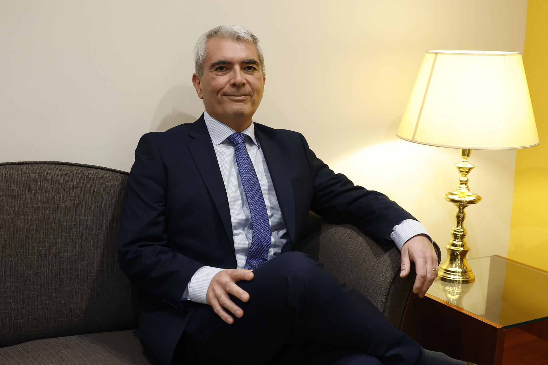 Los "malos" acechan y los peligros asociados a internet han irrumpido con fuerza, según el presidente de la Agencia Española de Protección de Datos (AEPD), Lorenzo Cotino, pero a su juicio "todos somos niños en los entornos digitales, tenemos los mismos problemas y cometemos las mismas imprudencias", aunque de momento "solo vemos la punta del iceberg". EFE/JP Gandul