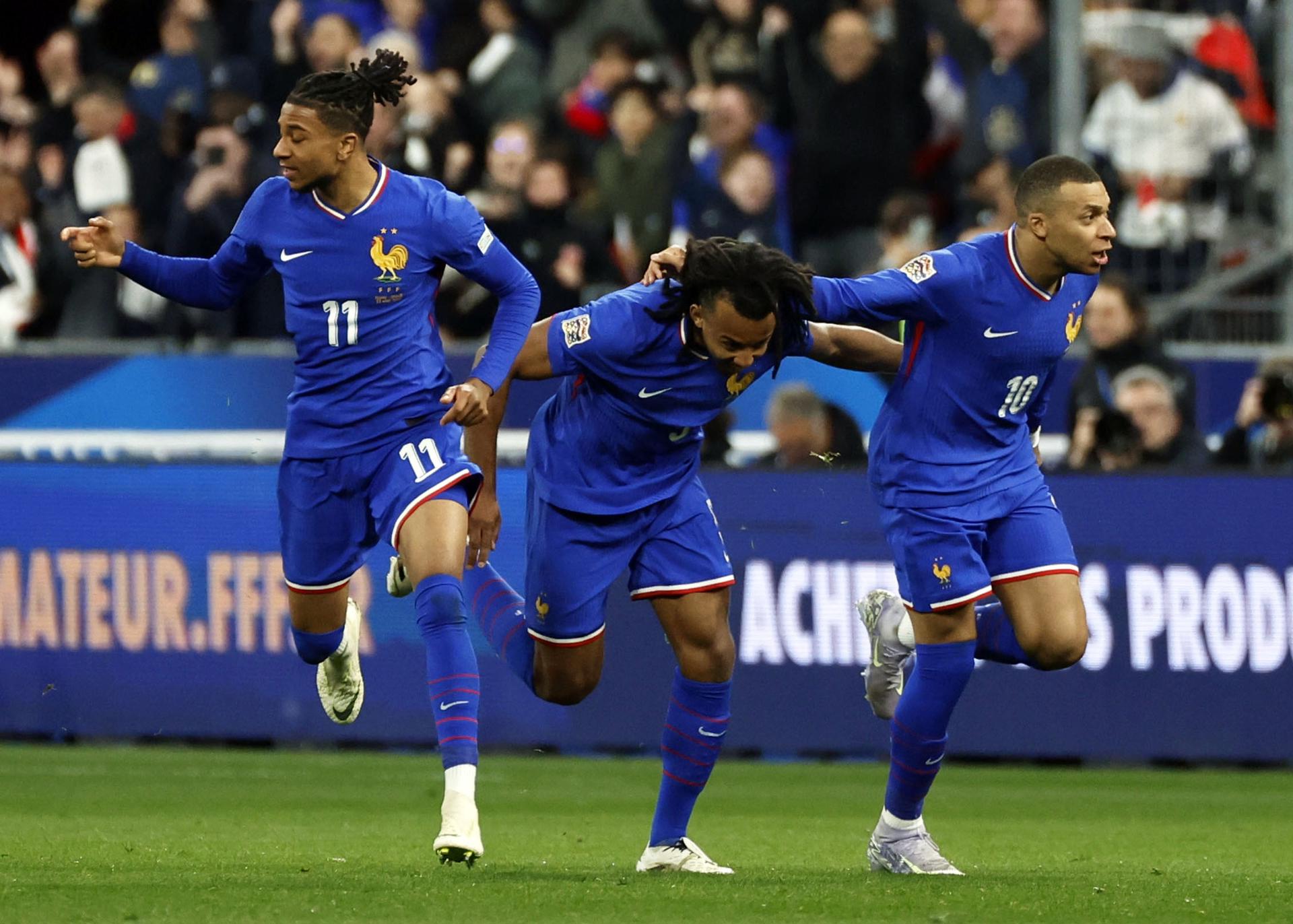 El jugador francés Michael Olise (I) celebra un gol con sus compañeros Jules Kounde (C) y Kylian Mbappe durante el partido de vuelta de los cuartos de final de la UEFA Nations League en Saint Denis, Francia. EFE/EPA/MOHAMMED BADRA