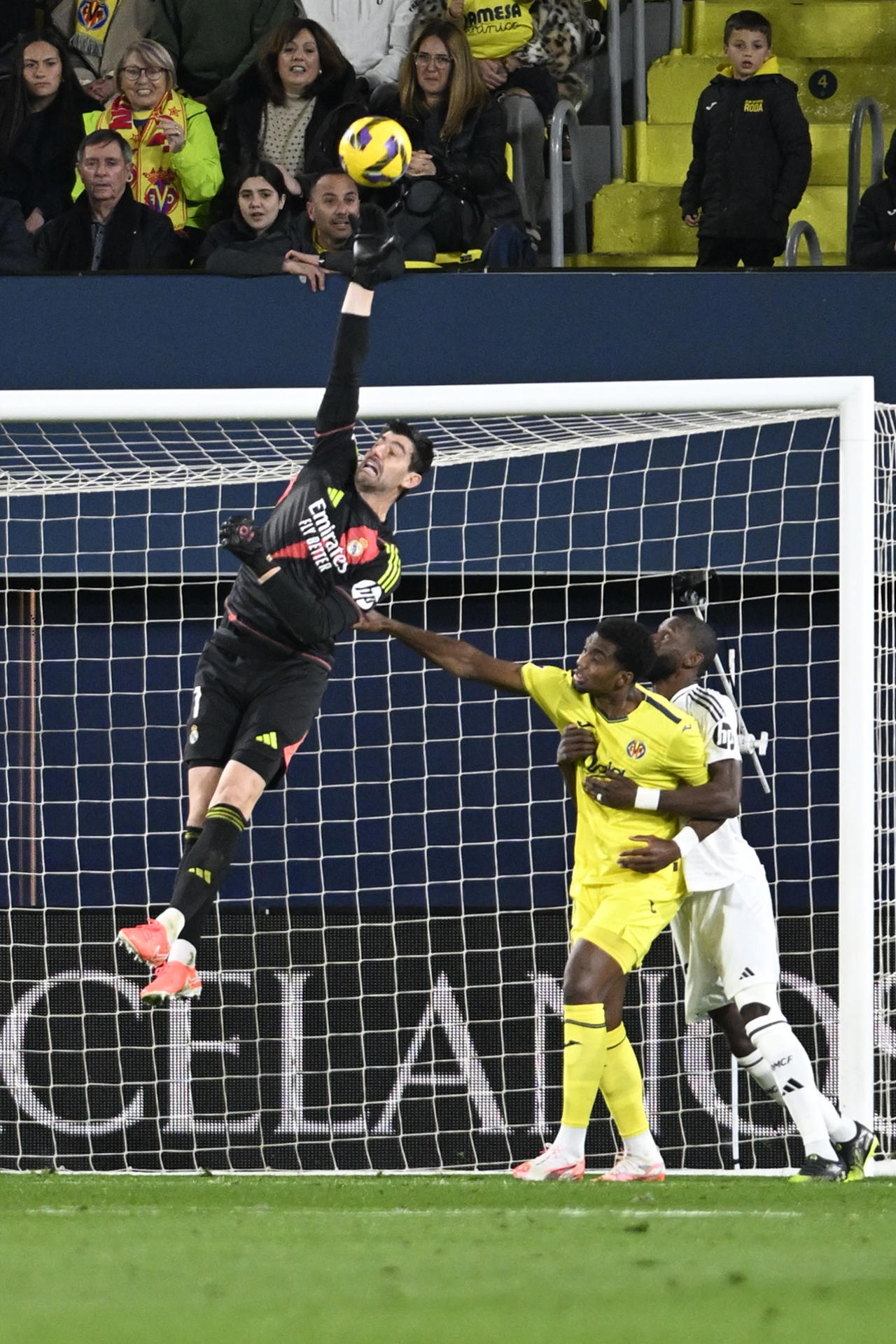 El guardameta belga del Real Madrid, Thibaut Courtois, despeja un balón durante el encuentro correspondiente a la jornada 28 de Laliga Ea Sports que disputaron Villarreal y Real Madrid en el Estadio de La Cerámica, en Villarreal. EFE/ANDREU ESTEBAN