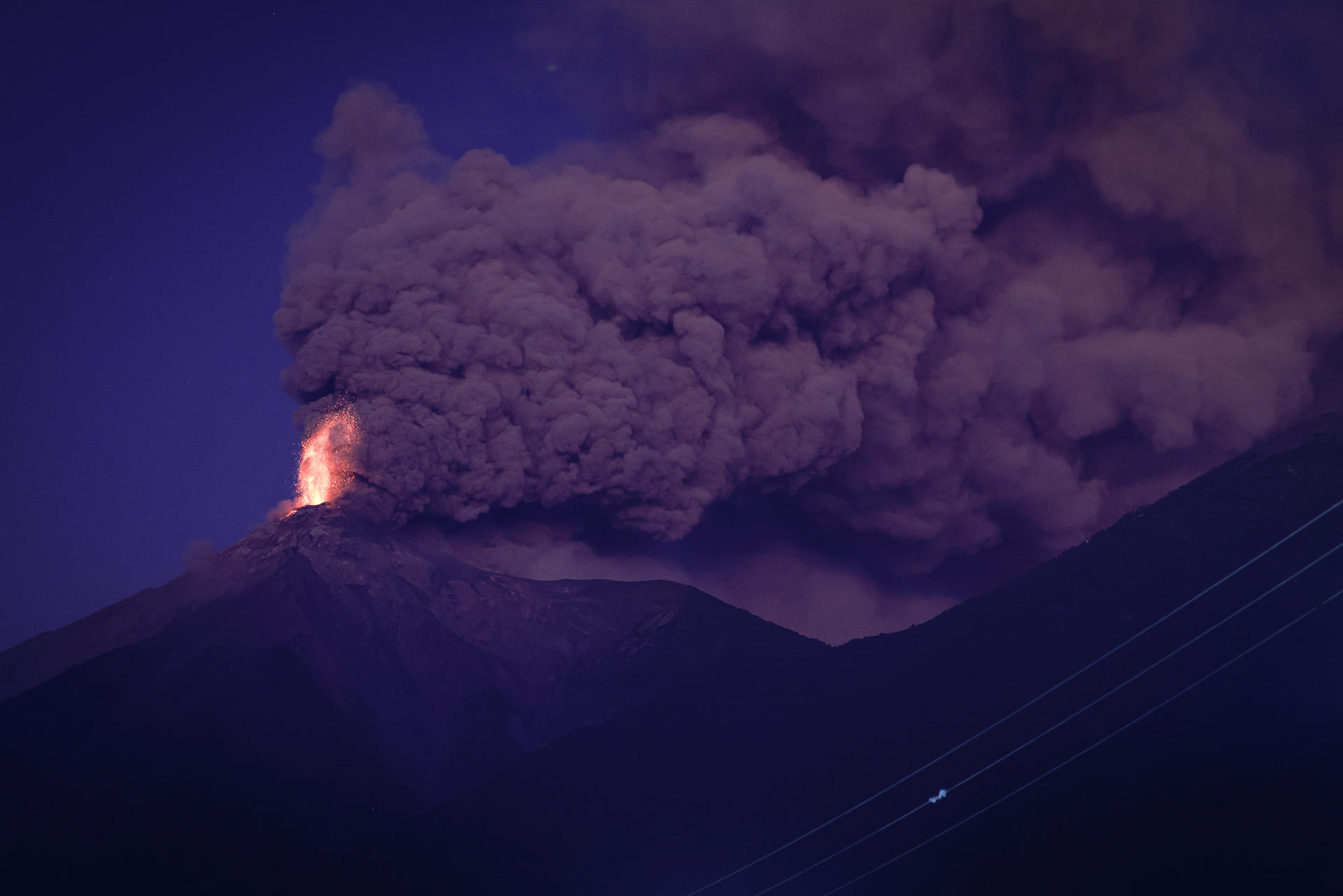 Fotografía del volcán de Fuego durante una "erupción masiva" en la madrugada de este 10 de marzo de 2025, en Alotenango (Guatemala). EFE/ Str