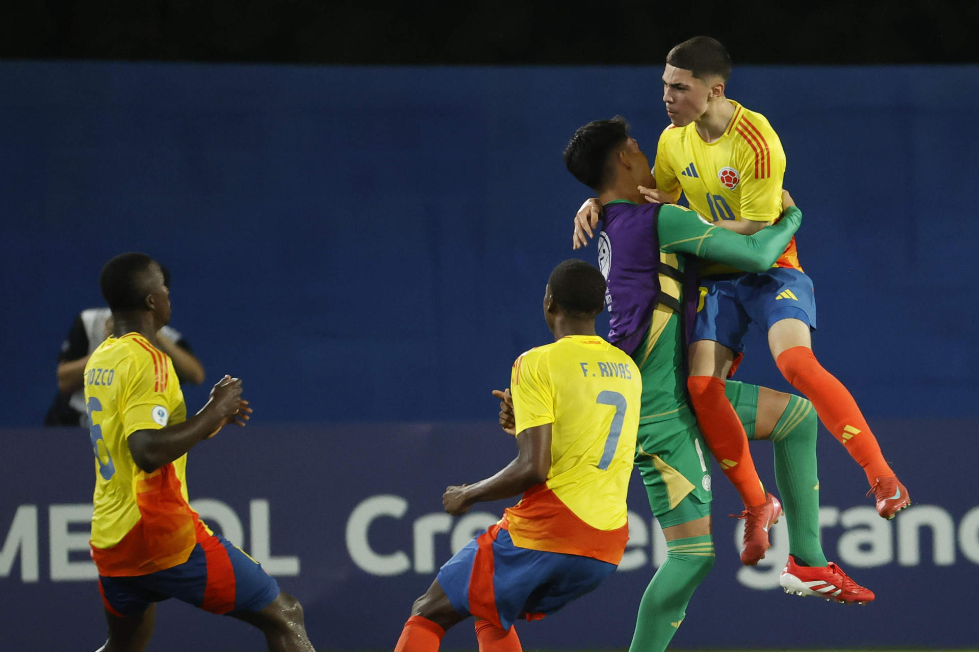 Ashley Trujillo Castaño (d) de Colombia celebra un gol ante Perú. EFE/ Mauricio Dueñas Castañeda