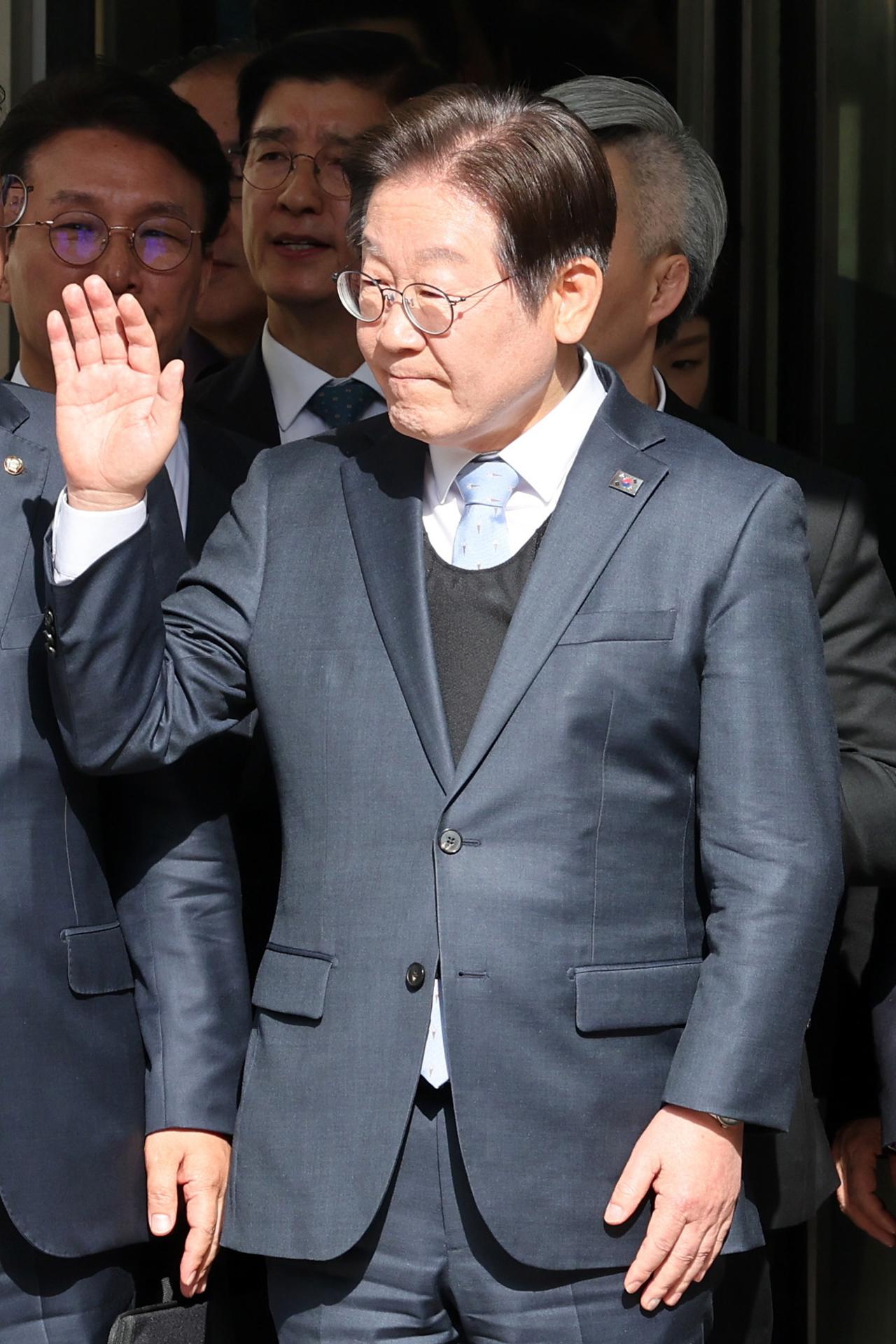 El líder opositor Lee Jae-myung, del Partido Democrático, saluda a sus seguidores en el Tribunal Superior de Seúl, en la capital, Corea del Sur, el 26 de marzo de 2025. EFE/EPA/YONHAP SOUTH KOREA OUT