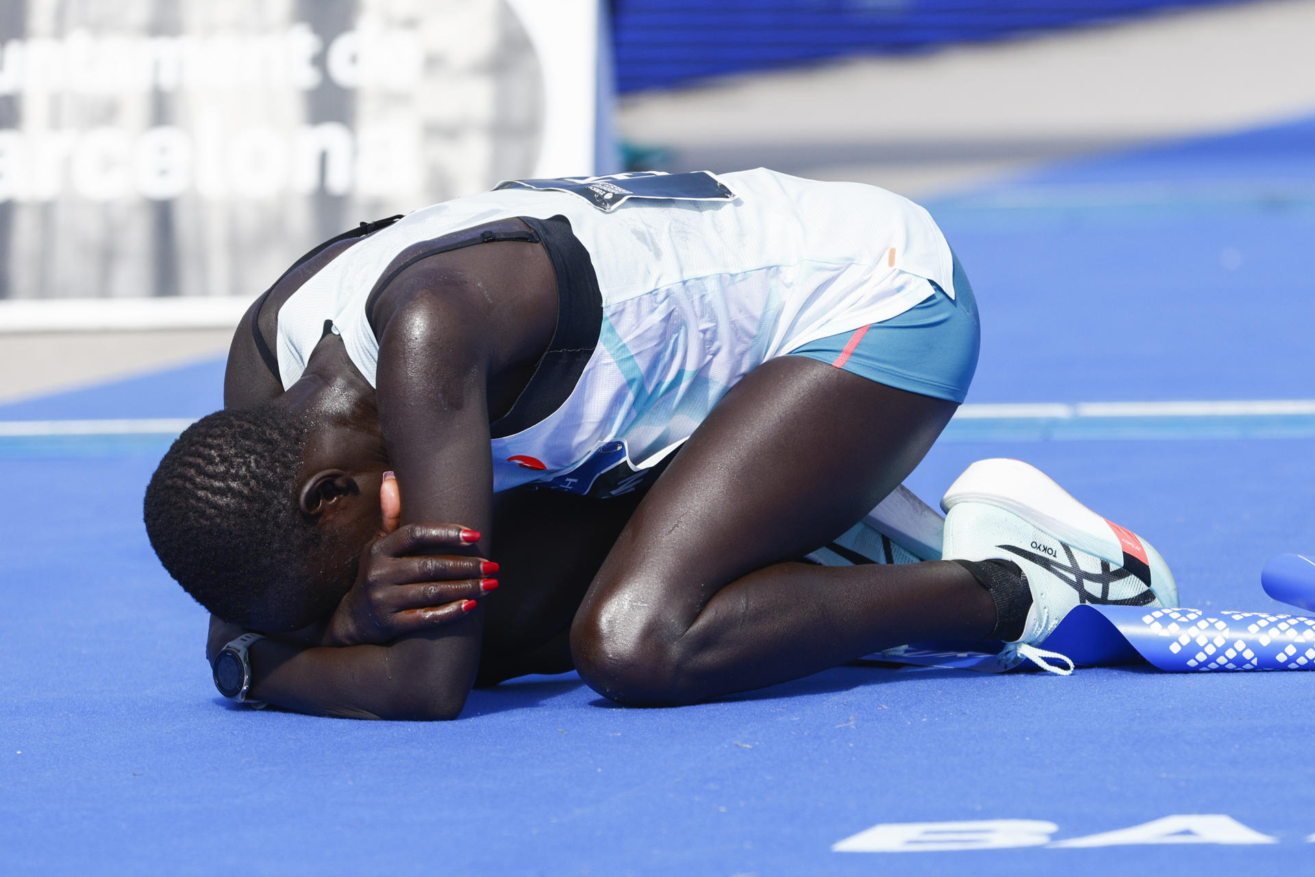 La atleta keniana Sharon Chelimo se proclama vencedora del maratón de Barcelona y bate el récord femenino de esta prueba, con un tiempo oficial de 2 horas, 19 minutos y 33 segundos, este domingo en la ciudad condal. EFE/ Quique García