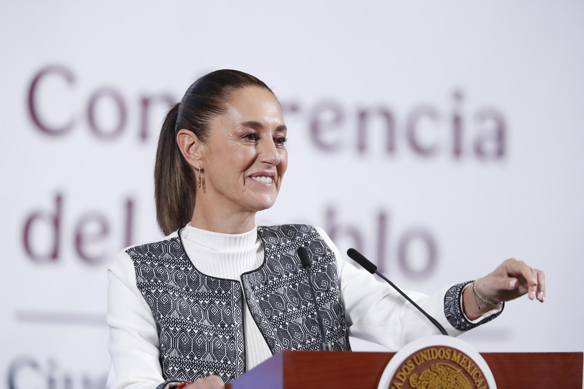 La presidenta de México, Claudia Sheinbaum, habla durante una rueda de prensa este viernes, en el Palacio nacional, en Ciudad de México (México). EFE/ Mario Guzmán