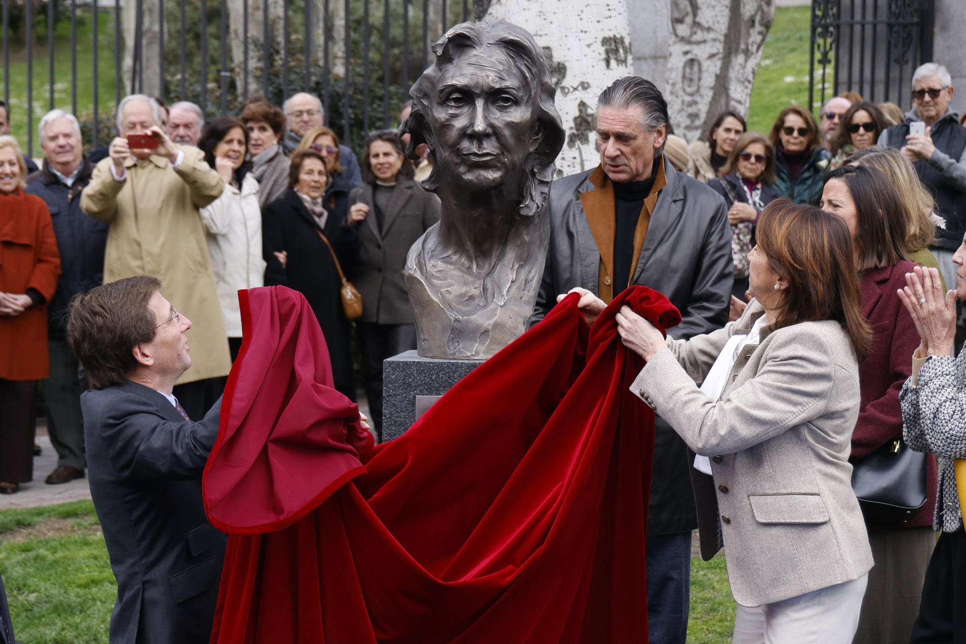 El alcalde de Madrid, José Luis Martínez-Almeida (i), descubre el busto en homenaje a la expresidenta y cofundadora de la Asociación de Víctimas del Terrorismo (AVT) Ana María Vidal-Abarca (1938-2015) este lunes en el parque de El Retiro en Madrid. El 10 de enero de 1980, el marido de Vidal-Abarca, Jesús Velasco, jefe del cuerpo de Miñones de la Diputación Foral de Álava, fue asesinado por la banda terrorista ETA en Vitoria, en presencia de dos de sus hijas. EFE/Blanca Míllez
