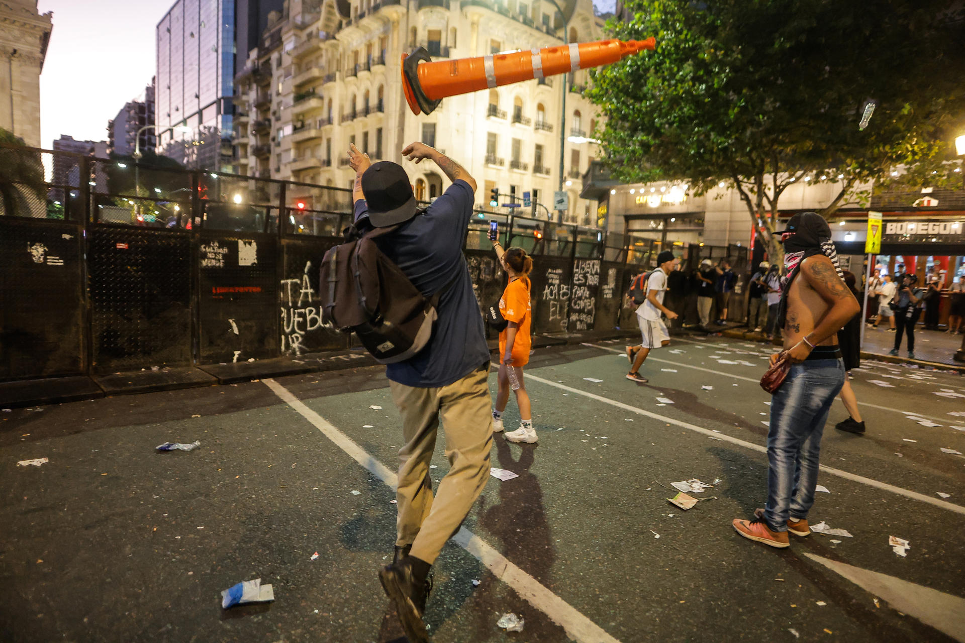Personas se enfrentan a la Policía durante una manifestación este miércoles, frente al Congreso en Buenos Aires (Argentina). EFE/ Juan Ignacio Roncoroni