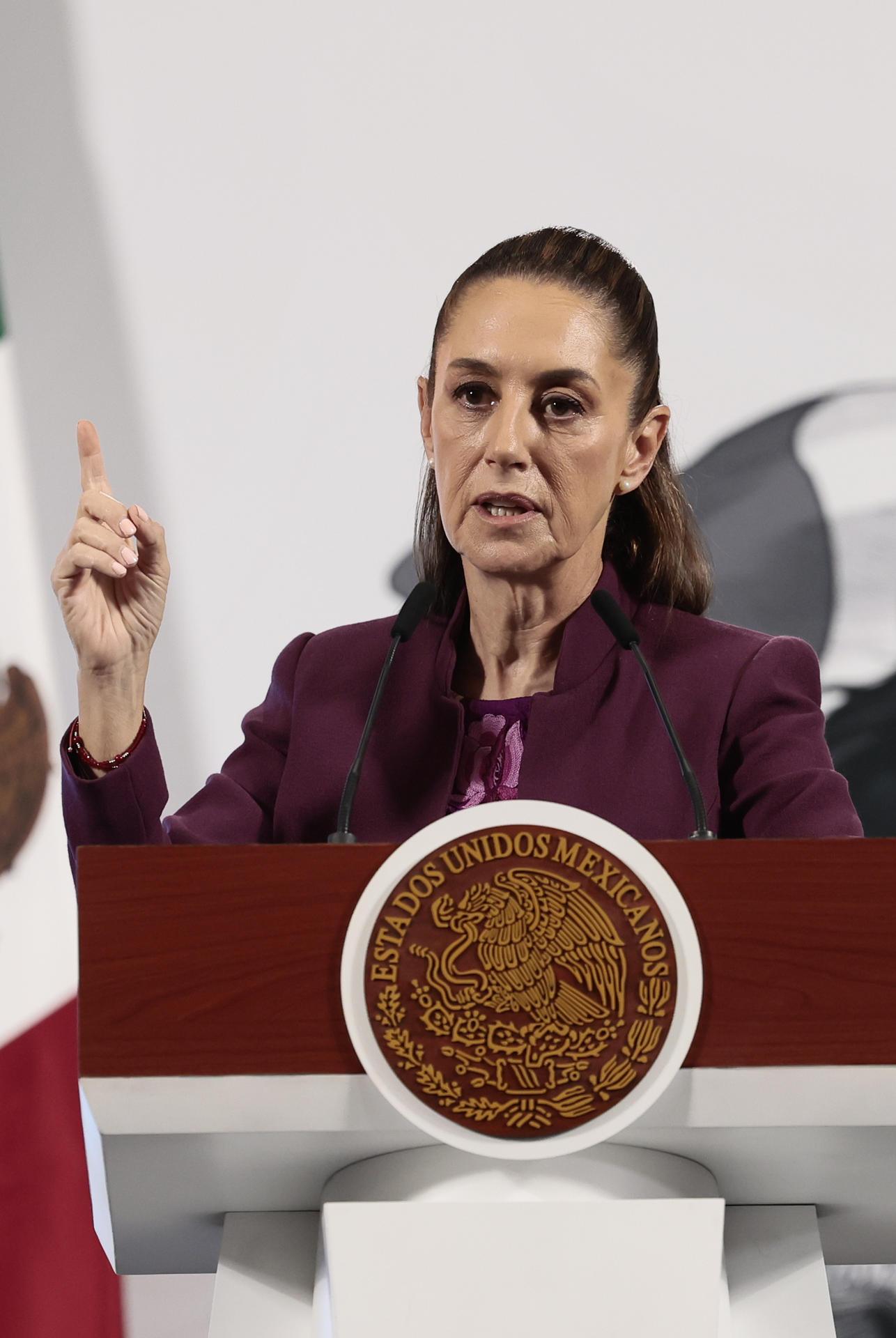 La presidenta de México, Claudia Sheinbaum, participa en una rueda de prensa este viernes, en el Palacio Nacional de la Ciudad de México (México). EFE/José Méndez