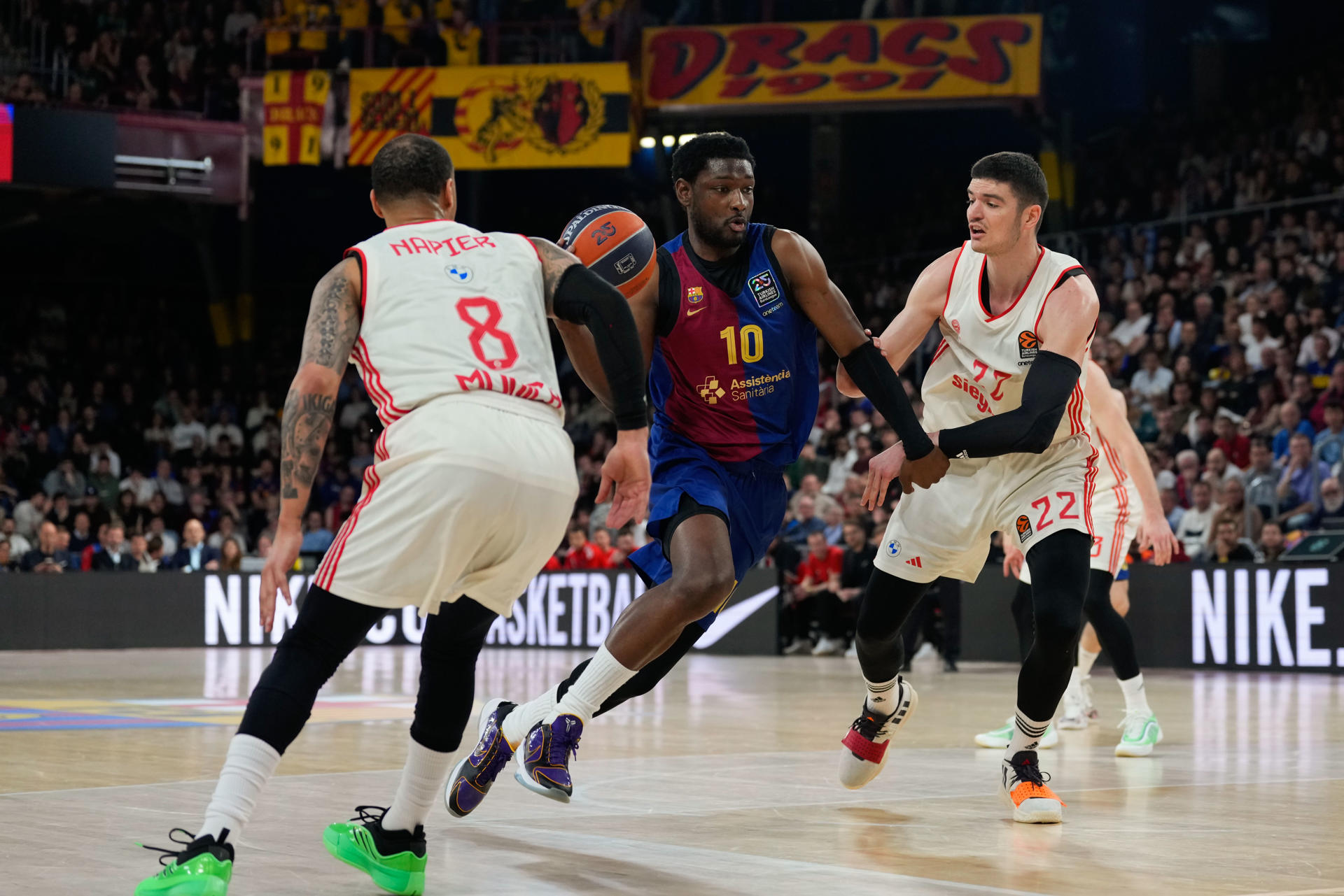 - El ala-pívot del Barça Chimezie Metu (c) durante el partido ante el Bayern de Múnich disputan este martes en el Palau Blaugrana. EFE/Alejandro García