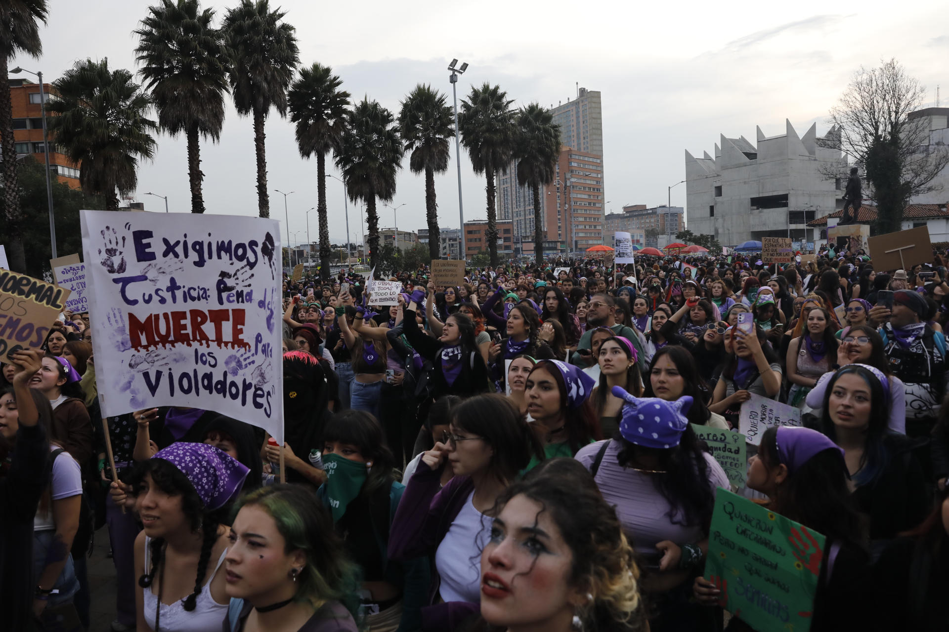 Mujeres participan en una manifestación en el marco del Día Internacional de la Mujer este 8 de marzo de 2025, en Bogotá (Colombia). EFE/ Vannessa Jiménez