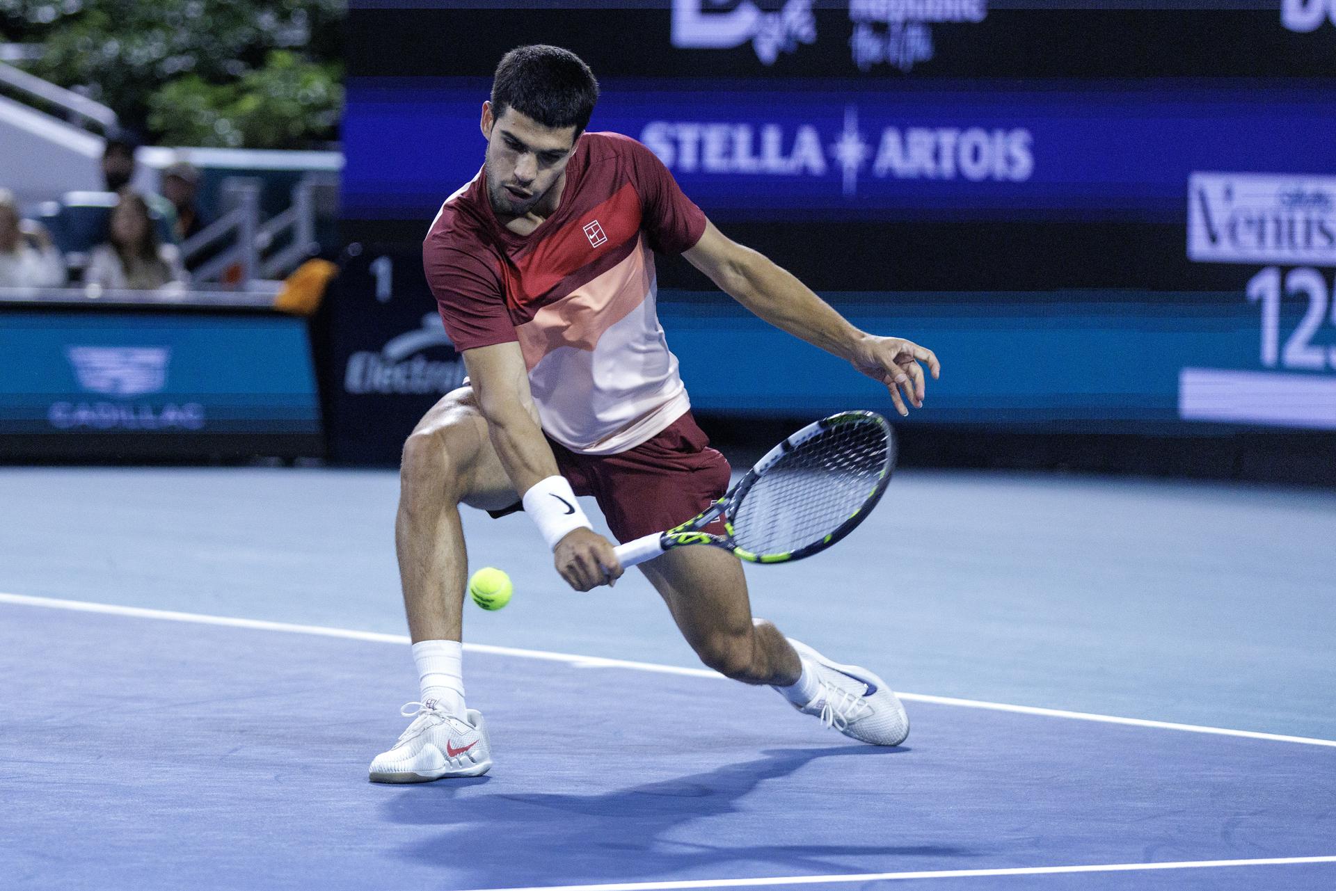 Carlos Alcaraz, en un momneto de su partido contra el belga David Goffin, en el Abierto de Miami. EFE/EPA/CRISTOBAL HERRERA-ULASHKEVICH