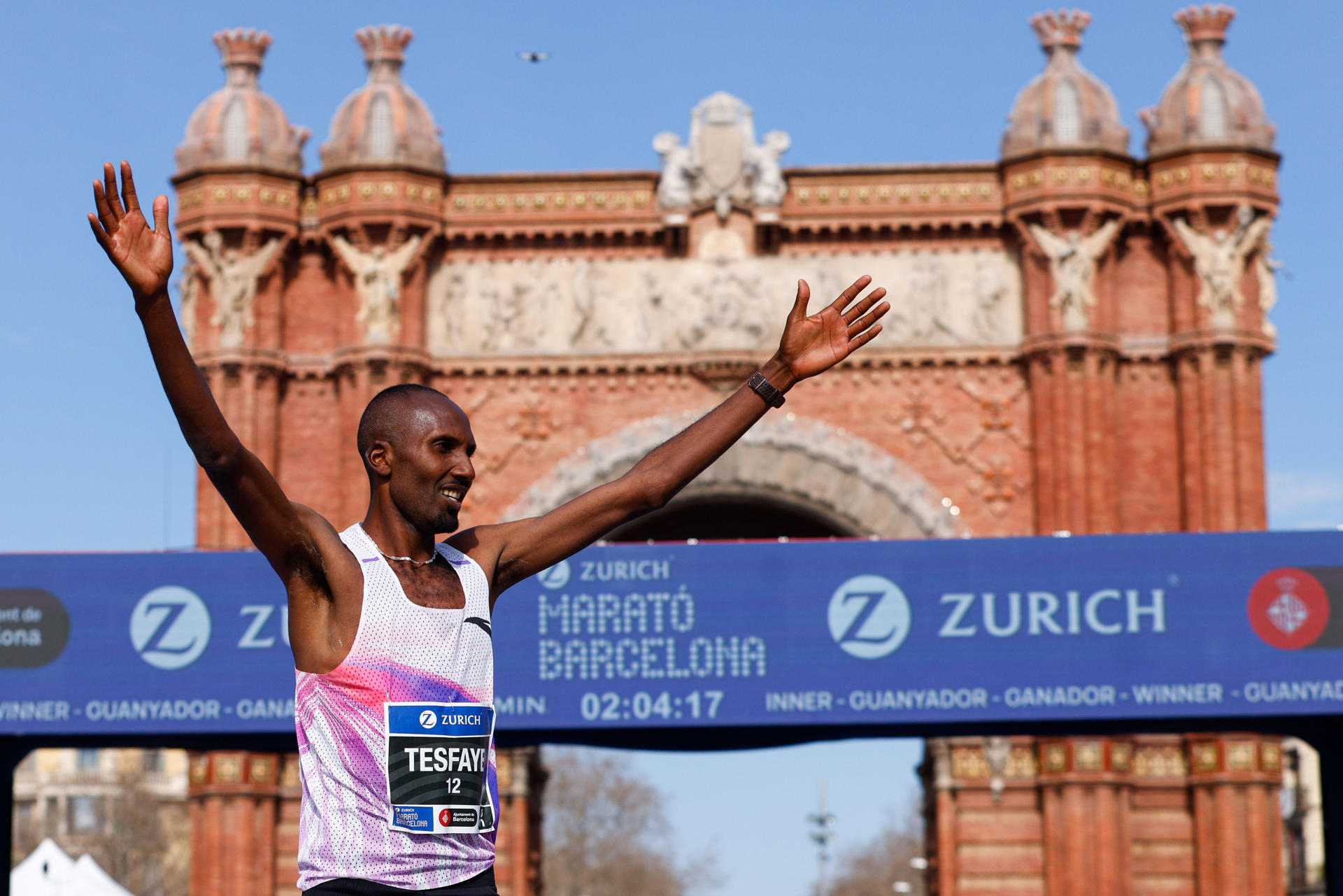 El atleta etíope Tesfaye Deriba se proclama vencedor de la maratón de Barcelona y bate el récord masculino de esta prueba, con un tiempo oficial de 2 horas, 4 minutos y 13 segundos, este domingo en la ciudad condal. EFE/ Quique García