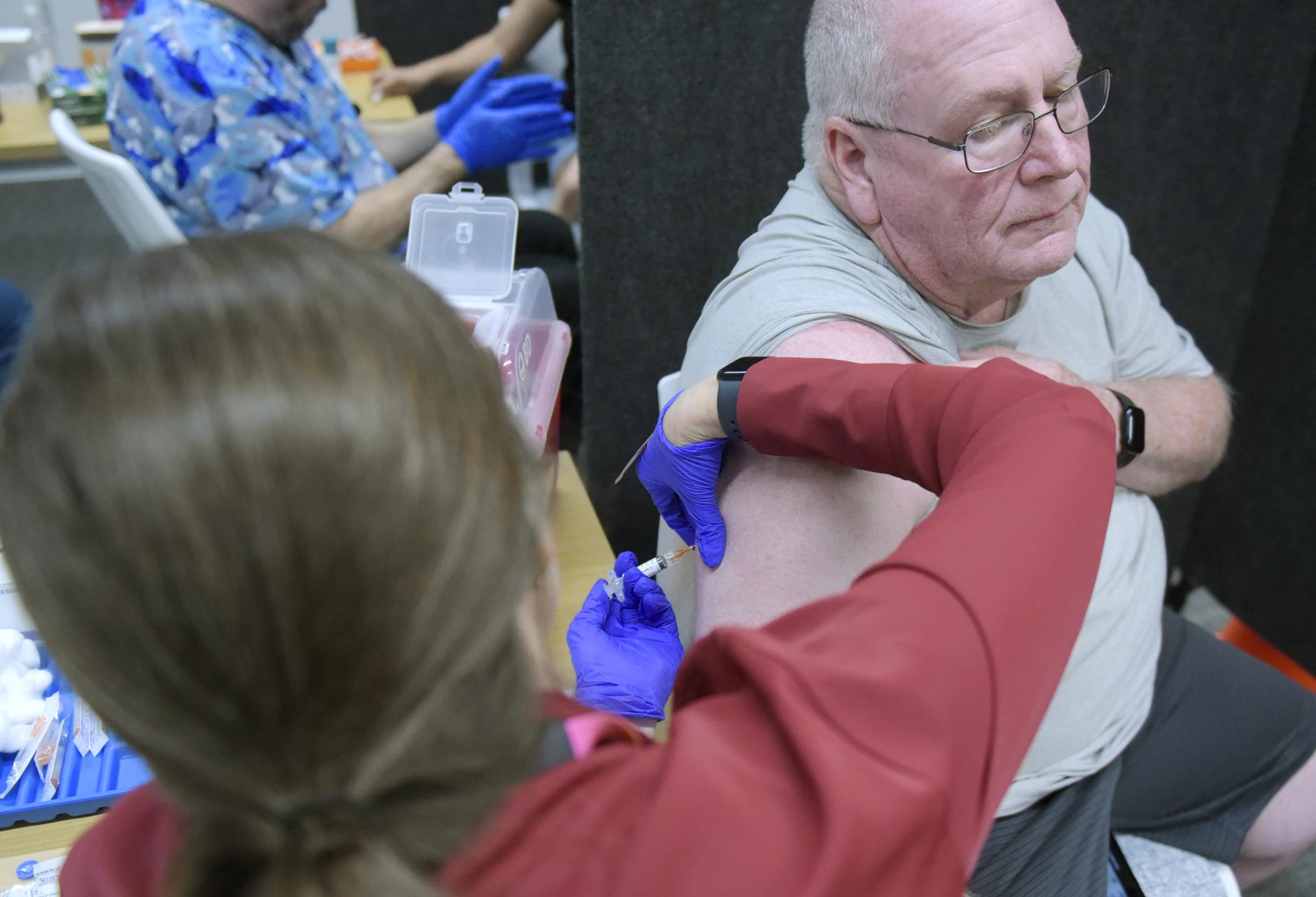 Fotografía de archivo de una persona recibiendo una vacuna Gary Jones recibe una vacuna MMR, que protege contra la enfermedad del sarampión, en Lubbock, Texas, EE. UU., 01 de marzo de 2025.EFE/ANNIE RICE