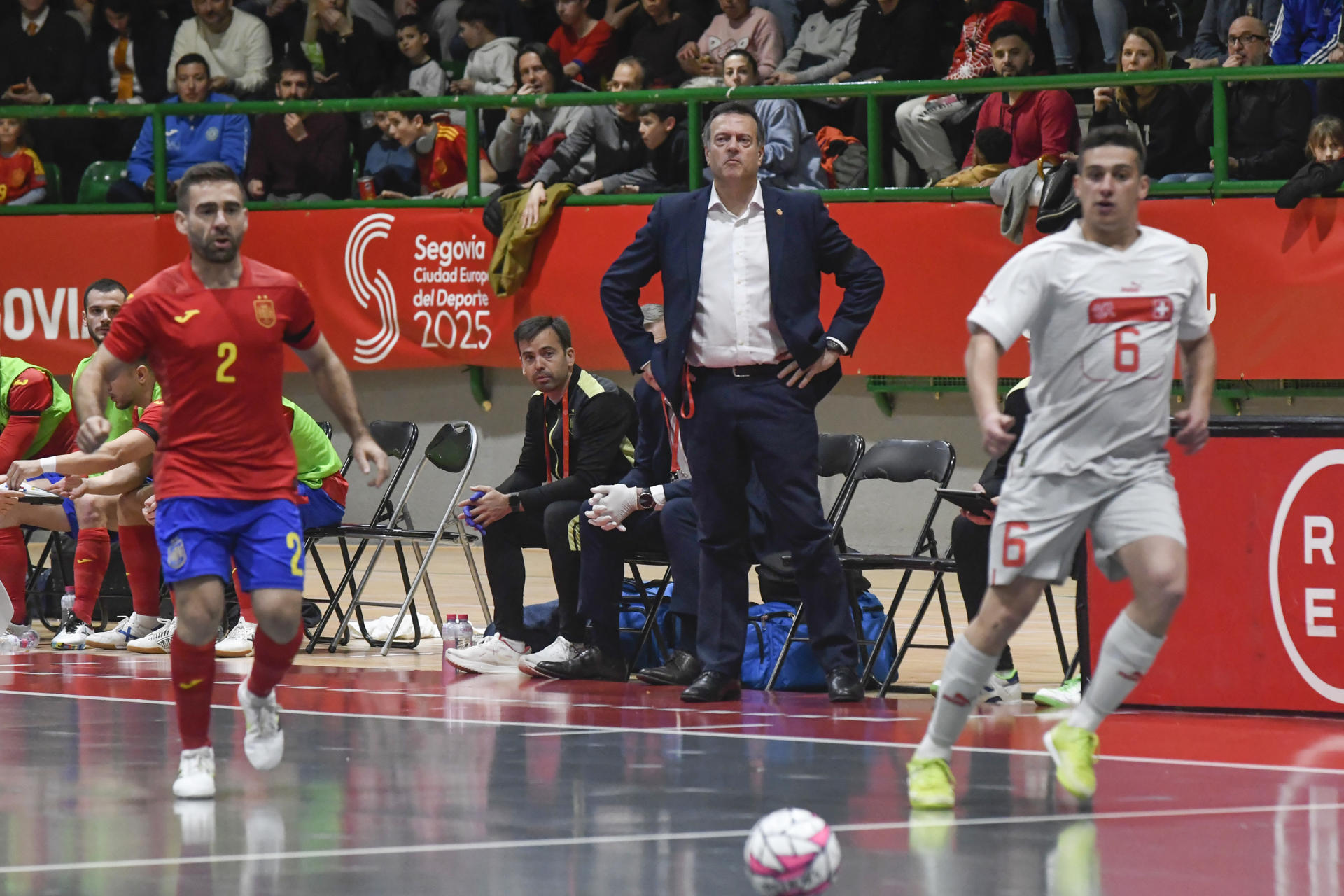 El entrenador de la selección española de fútbol sala, Jesús Velasco (c), observa al español Cecilio (i) y al suizo Defrancisco durante el partido clasificatorio para la Eurocopa de fútbol sala que las selecciones de España y Suiza disputan este martes en Segovia. EFE/Pablo Martín