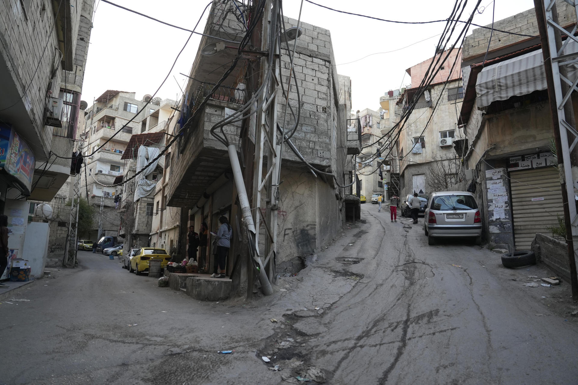 Un vecino alauita trabajando en la calle en el barrio de Mezzeh 86, Damasco. La tristeza y el temor reinan entre los residentes de Mezzeh 86, quienes en su mayoría, no confían en el nuevo Gobierno sirio ni en sus acciones para esclarecer la violencia sin precedentes ocurrida en las provincias costeras del país en los últimos días que ha dejado -según denuncian diversas organizaciones- centenares de civiles alauitas muertos a manos de las autoridades.
EFE/ Yahya Nemah