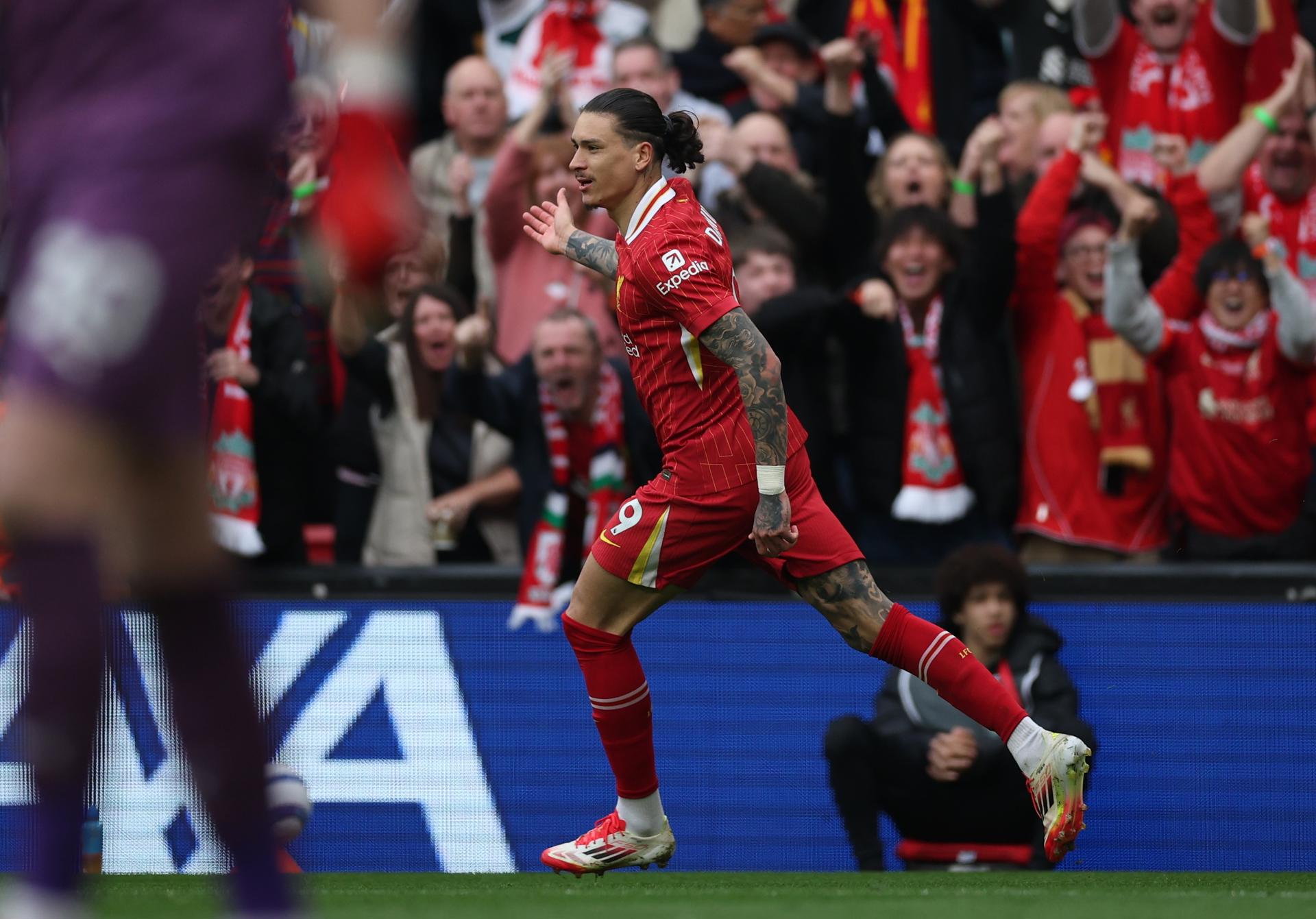El delantero uruguayo Darwin Nunez celebra 1-1 durante el partido de la Premier League que han jugado Liverpool FC y Southampton FC, en Liverpool, Reino Unido. EFE/EPA/ADAM VAUGHAN