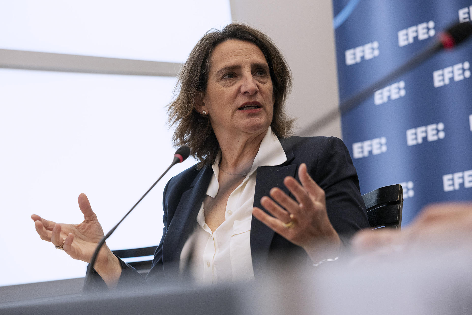 La vicepresidenta ejecutiva de la Comisión Europea (CE) para la Transición Limpia, Justa y Competitiva, Teresa Ribera, llamó hoy a apostar por el "motor verde" para situar a la industria automovilística europea en una mejor posición ante la presión de China y EEUU. "No nos podemos quedar llorando de brazos cruzados", dijo Ribera en una conversación pública con el presidente de EFE, Miguel Ángel Oliver, con motivo de la conmemoración del más de medio siglo de la agencia en Bruselas. EFE/Quinten Bruno