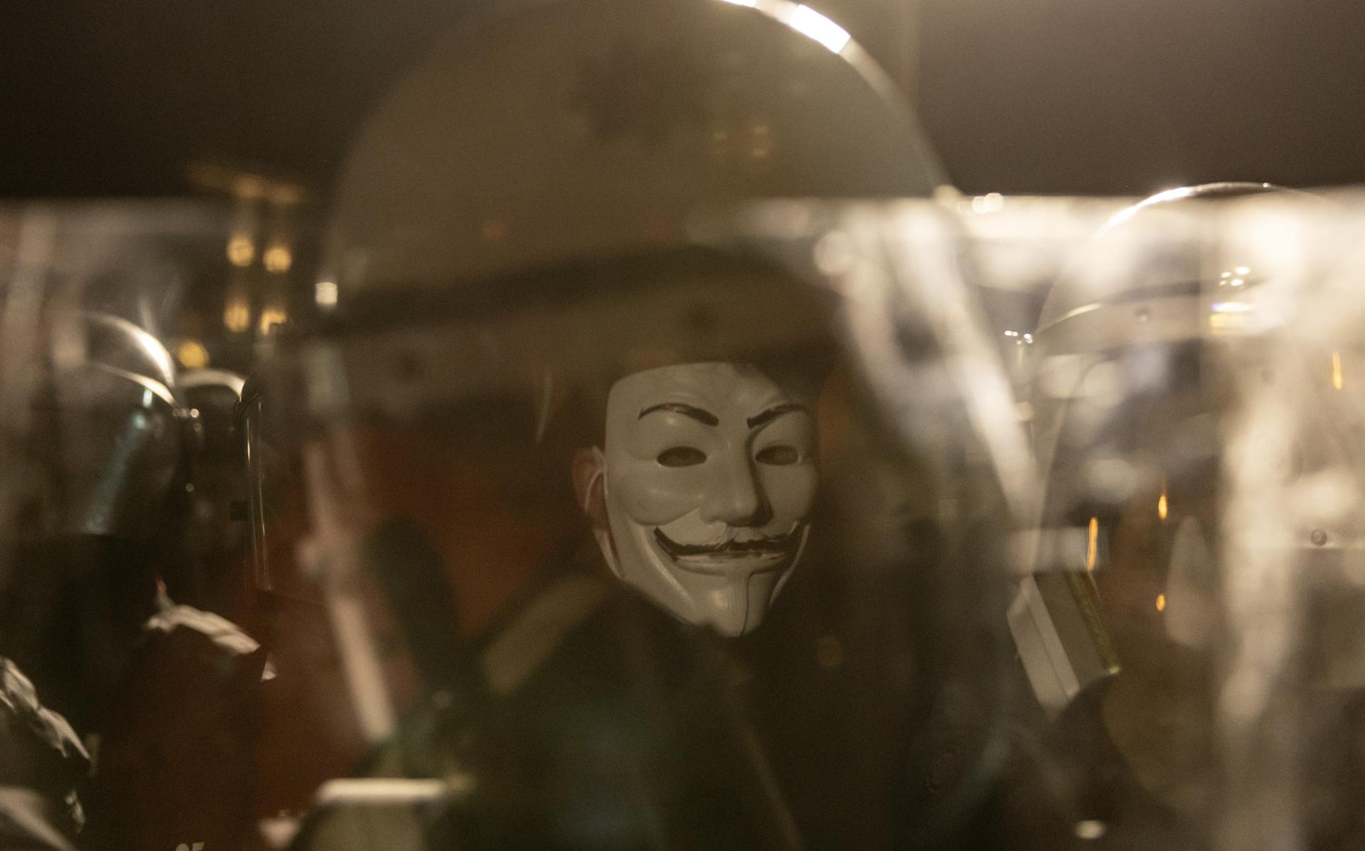 Una persona usa una mascara de Guy Fawkes durante una protesta contra la detención del alcalde de Estambul, Ekrem Imamoglu, este lunes, en Estambul (Turquía). 
EFE/EPA/ERDEM SAHIN
