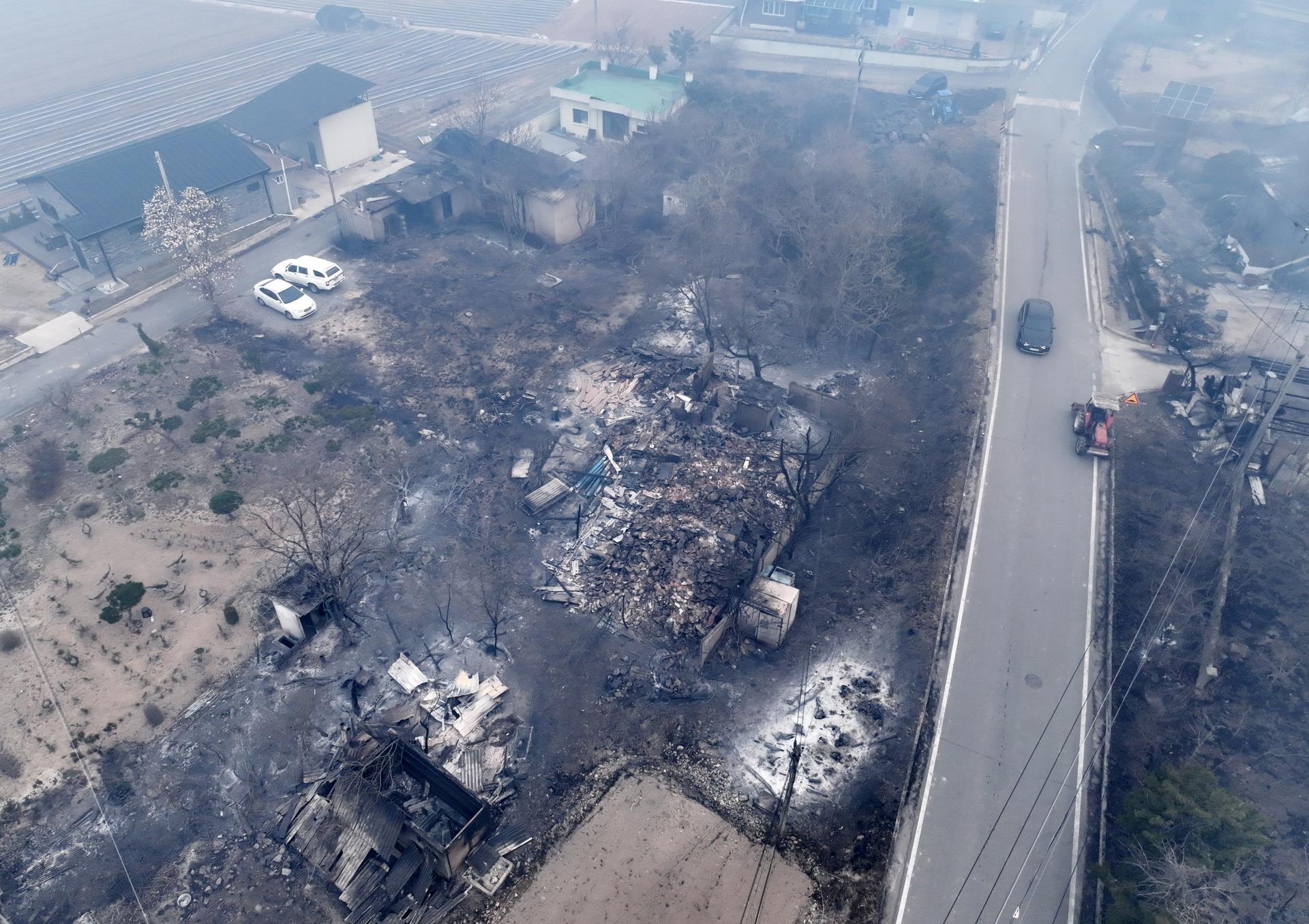 Los restos quemados de un edificio en un pueblo de Andong, sureste de Corea del Sur, el 26 de marzo de 2025. EFE/EPA/YONHAP SOUTH KOREA OUT