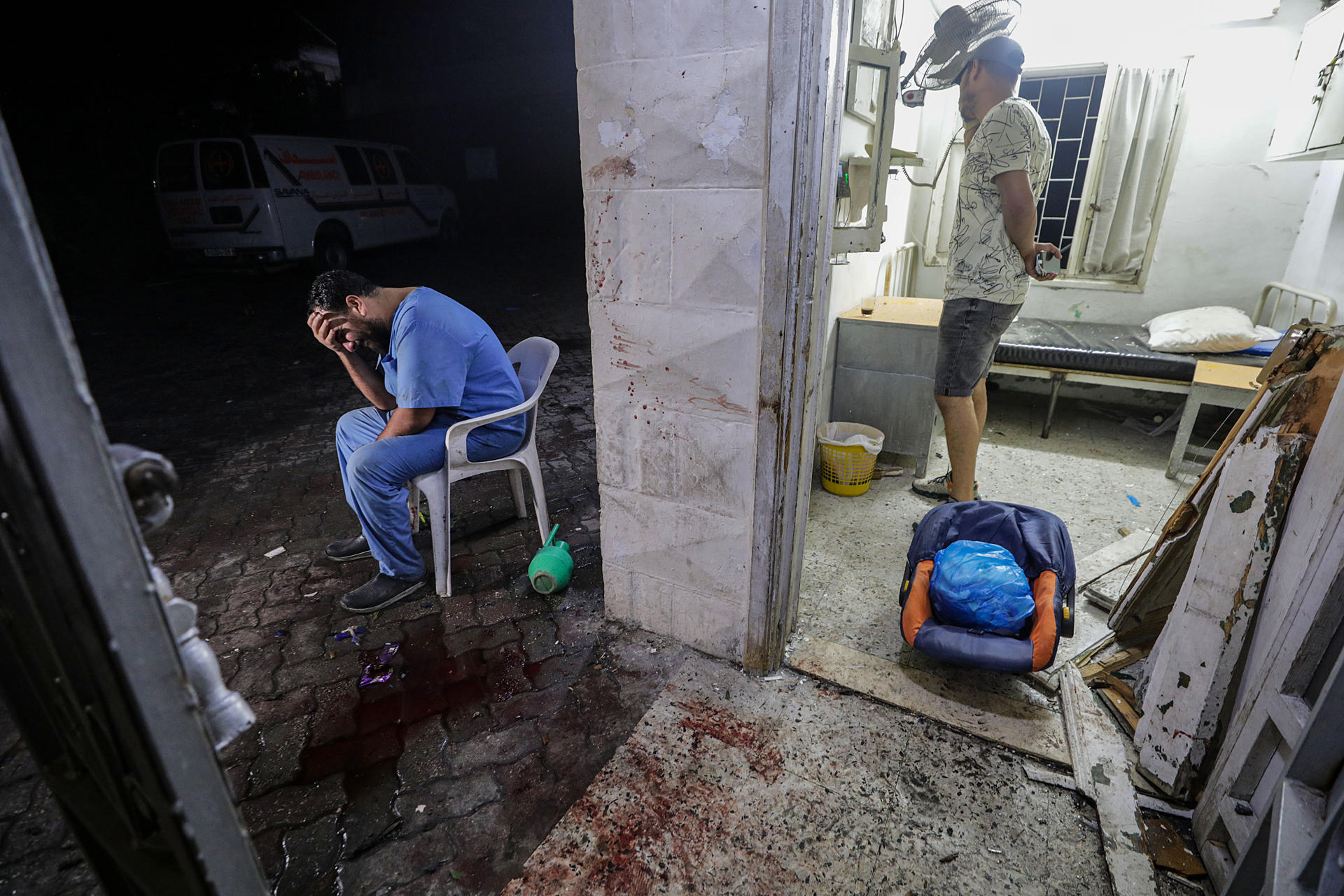Un médico llora desconsolado tras el ataque al hospital Al Ahli en Gaza, el 17 de octubre de 2023. EFE/Mohammed Saber