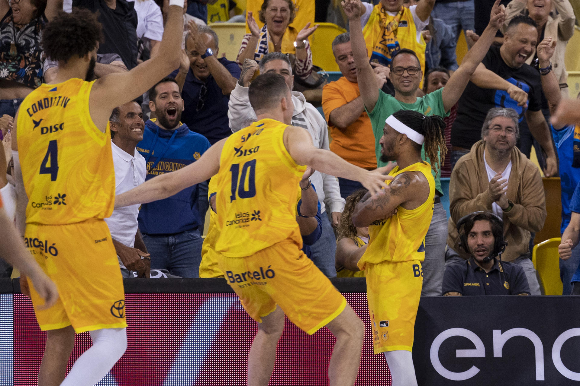 El jugador del Dreamland Gran Canaria A. Albicy celebra el triunfo de su equipo sobre Unicaja Málaga, este domingo durante el partido de la la jornada 25 de la Liga Endesa en el pabellón Gran Canaria Arena.-EFE/Quique Curbelo