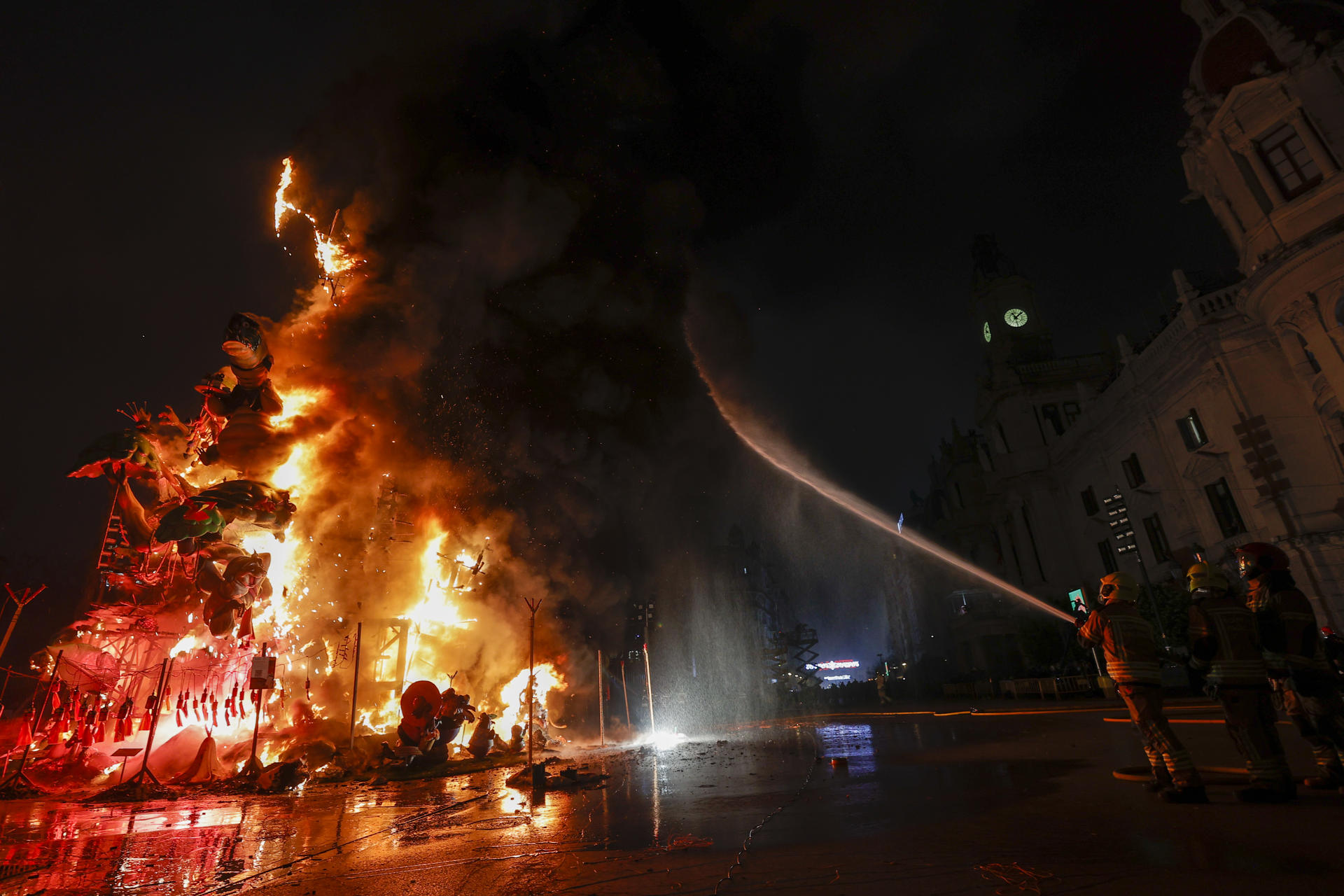Vista general de la Cremà de la falla municipal que pone el broche final a las Fallas de 2025. EFE/Manuel Bruque