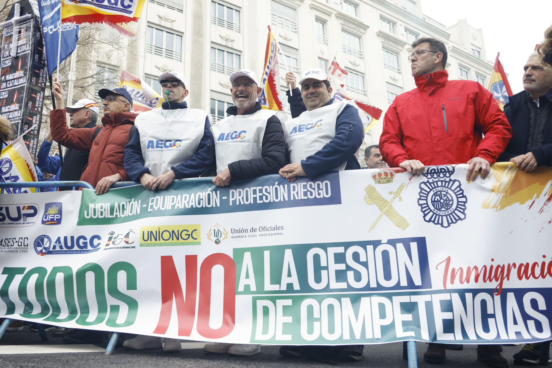 Una decena de sindicatos policiales y asociaciones de guardias civiles se concentran a las puertas del Congreso, para protestar por el acuerdo del PSOE con Junts en materia migratoria, este miércoles. EFE/ Blanca Millez