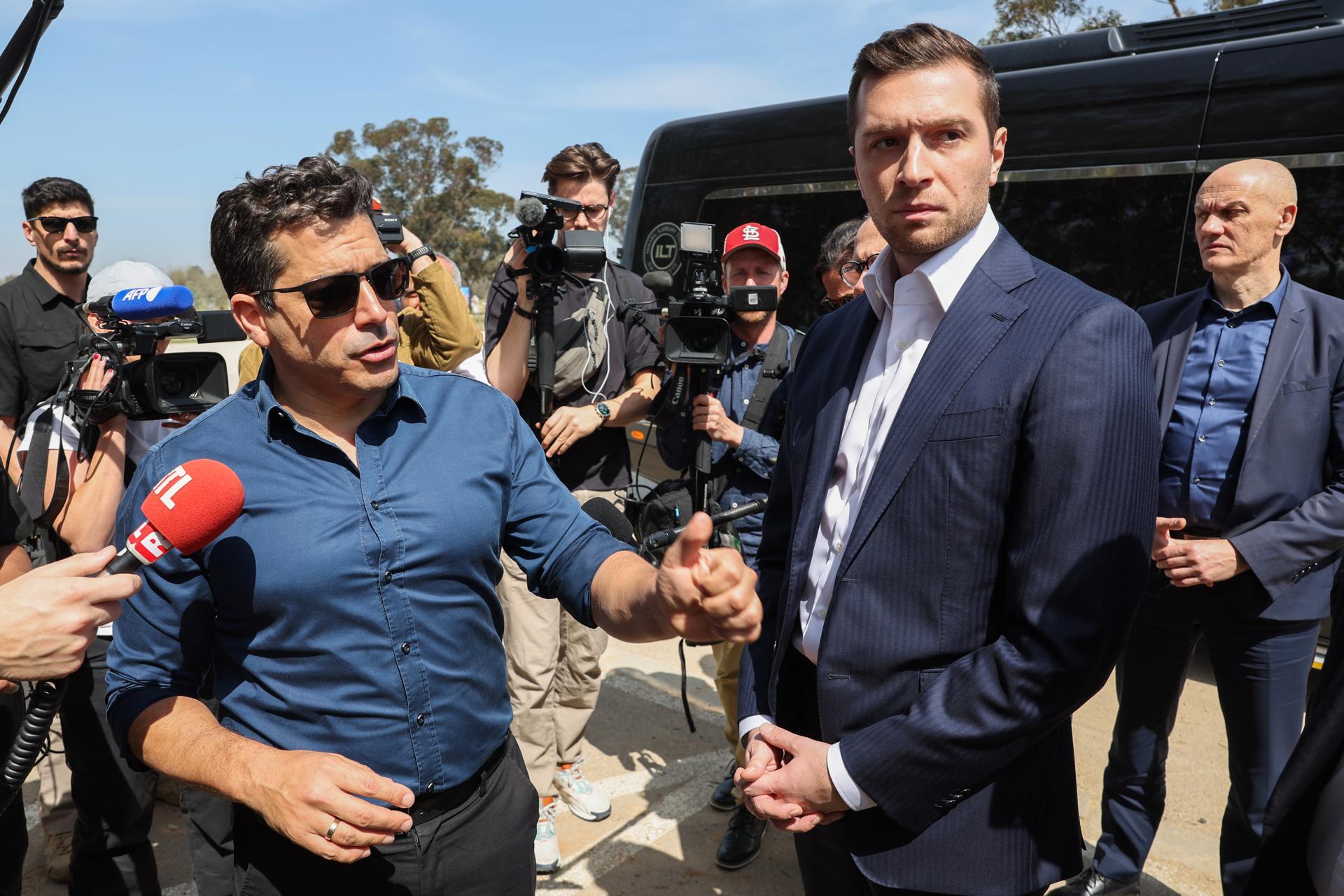 El líder del Rally Nacional de Francia (RN), Jordan Bardella (D), escucha al Ministro de Asuntos de la Diáspora de Israel, Amichai Chikli, durante una visita a un memorial para las víctimas y los rehenes de los ataques de 2023 por parte de militantes palestinos, en el sitio del festival de música Supernova cerca del kibutz Re'im, en el sur de Israel, 26 de marzo de 2025. (Francia, Jordania, Kibutz) EFE/EPA/JACK GUEZ / POOL