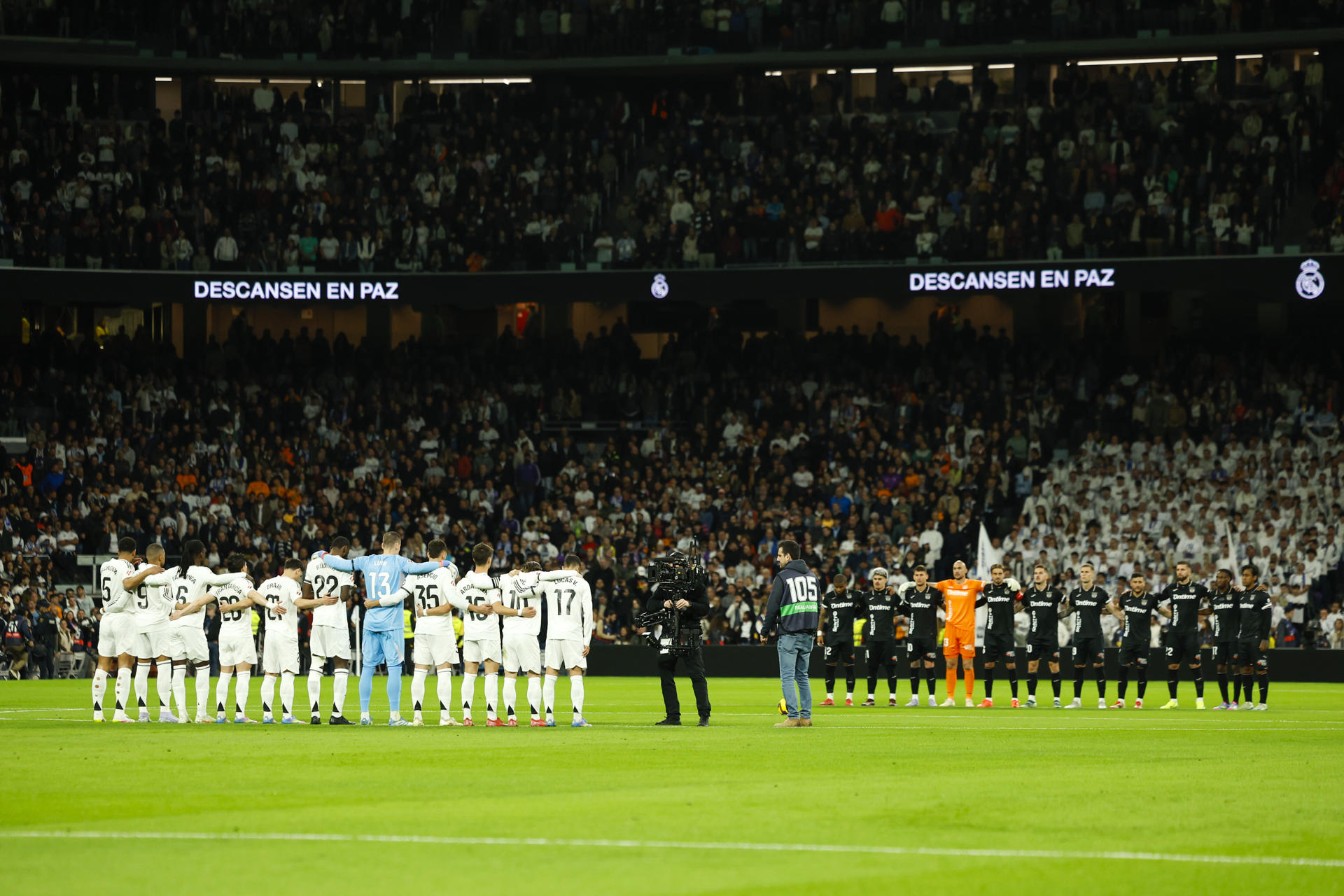-Los jugadores del Real Madrid y del Leganés guardan un minuto de silencio por los falledidos en el violento terremoto que sacudió Myanmar (Birmania) este viernes, durante el partido de la jornada 29 de LaLiga que Real Madrid y CD Leganés disputan en el estadio Santiago Bernabéu. EFE/Mariscal