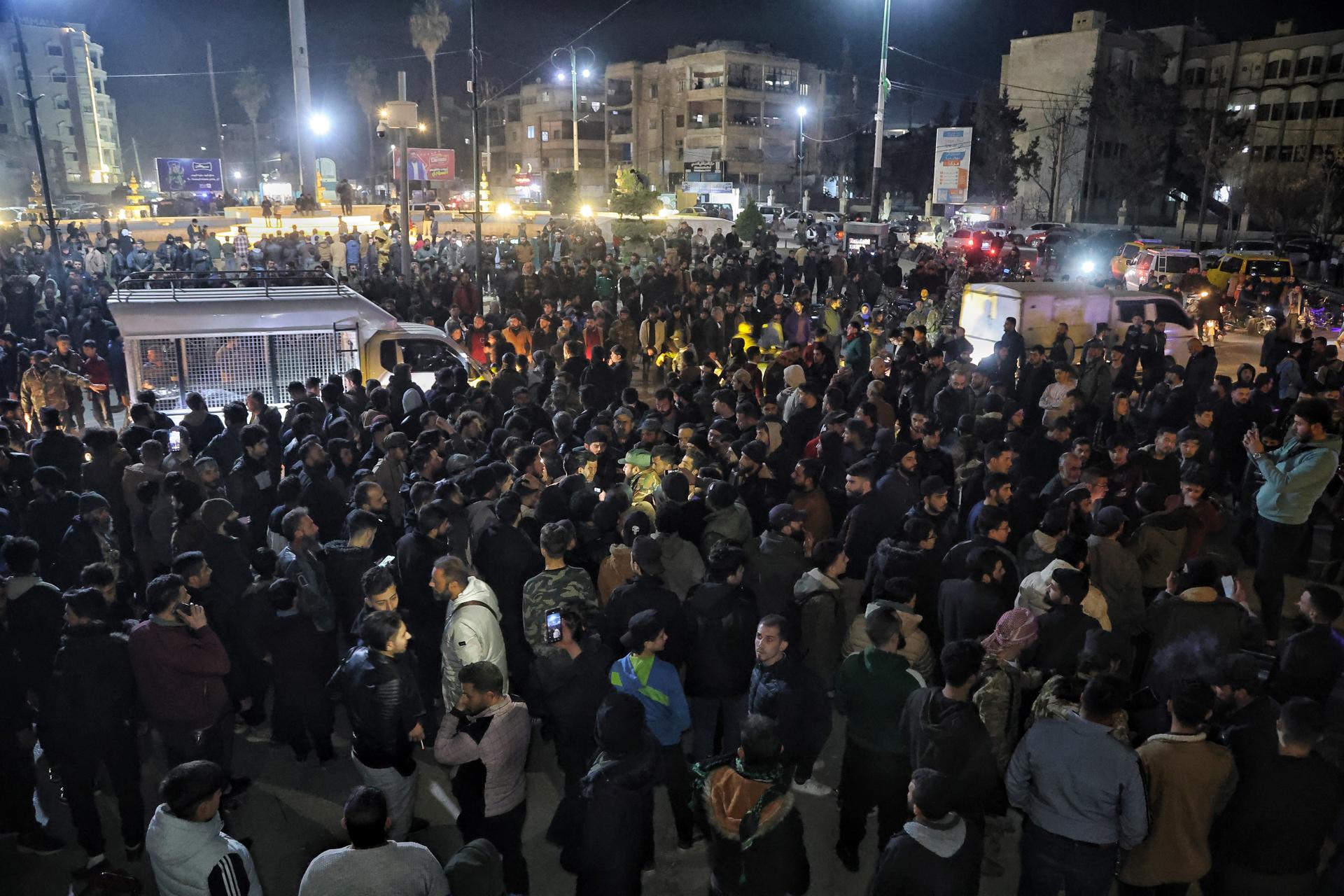 Combatientes sirios realizan una manifestación para declarar una movilización general tras los ataques llevados a cabo contra las fuerzas de seguridad sirias, en Idlib, Siria, 06 de marzo de 2025.
EFE/EPA/BILAL AL HAMMOUD