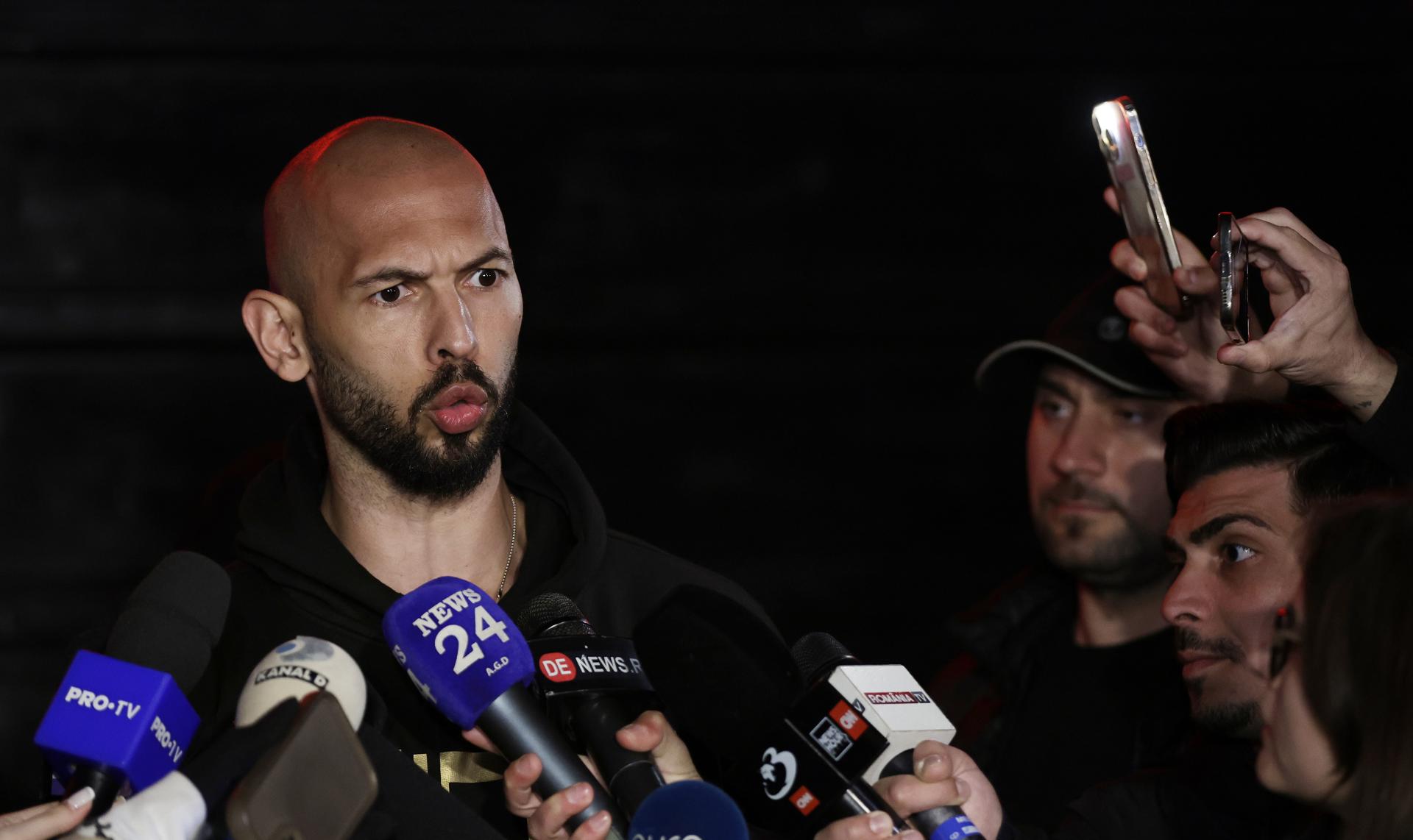 El exkickboxer profesional y influencer de redes sociales Andrew Tate habla con reporteros de televisión después de regresar de Estados Unidos, frente a su propiedad, en Bucarest, el 22 de marzo de 2025. EFE/EPA/Robert Ghement