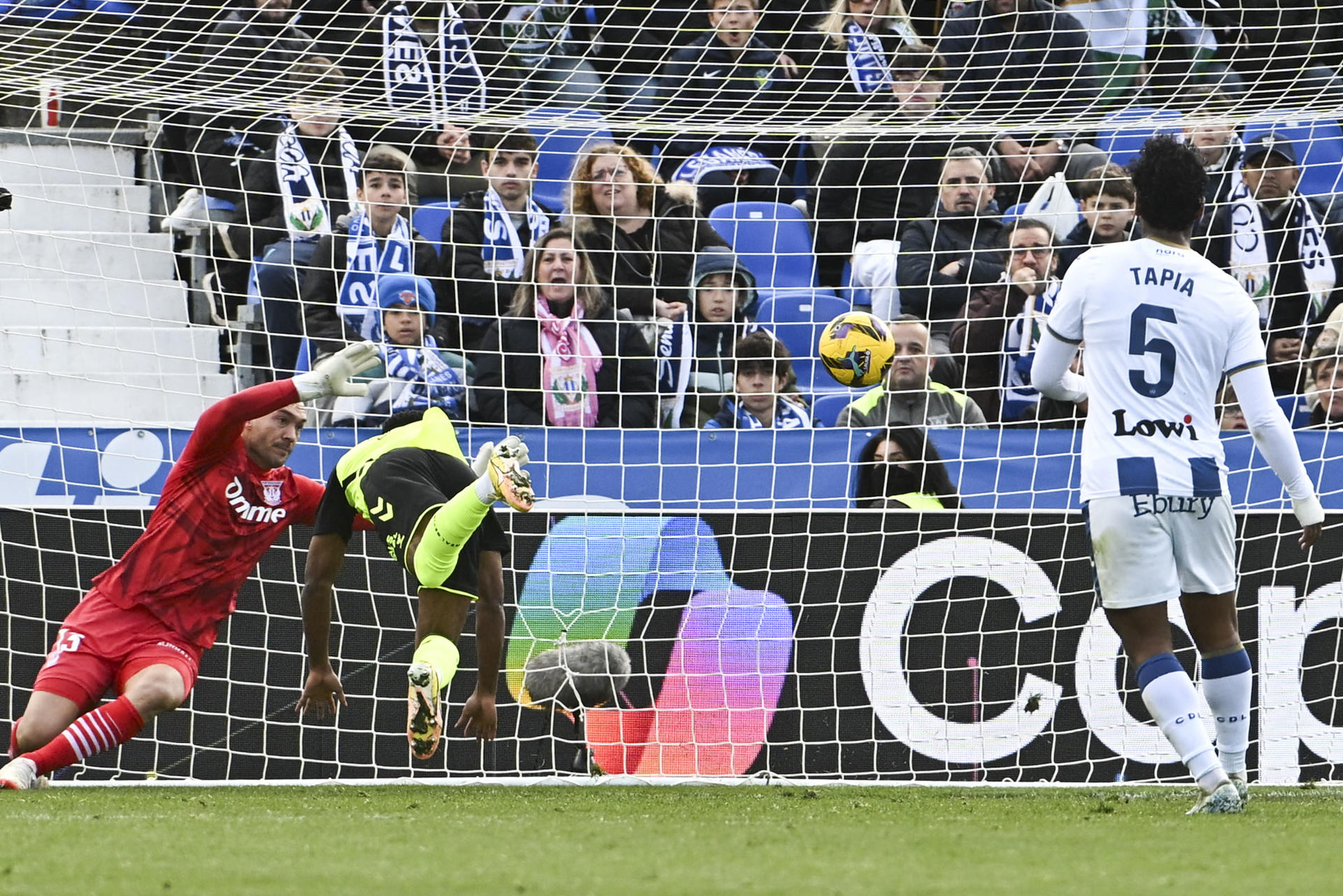 Bakambu (2i), del Betis, marca un gol que pone el 2-2 en el marcador durante el partido de LaLiga Leganés-Betis en el estadio municipal Butarque en Leganés (Madrid). EFE/ Fernando Villar
