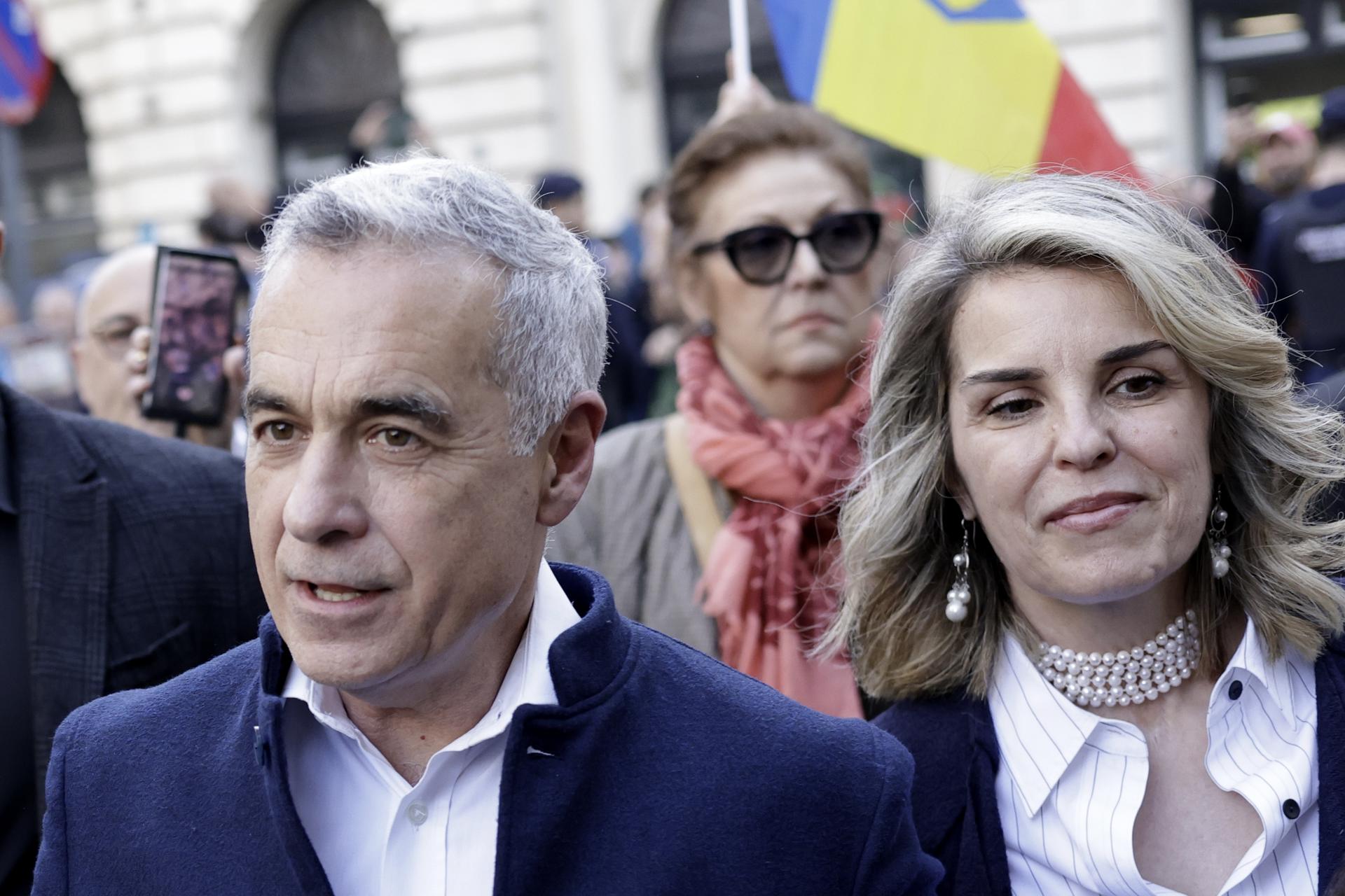 El candidato independiente apoyado por el partido ultranacionalista AUR, Calin Georgescu (I), quien ganó la primera ronda de las elecciones presidenciales anuladas de Rumanía, llega a la Oficina Central Electoral (BEC) para registrar su candidatura a la presidencia en Bucarest, Rumania, 07 de marzo de 2025. El ex candidato presidencial independiente Calin Georgescu fue interrogado por fiscales el 26 de febrero de 2025 como parte de una investigación sobre fraude en la campaña electoral, incluidos actos contra el orden constitucional y declaraciones falsas sobre el financiamiento de la campaña. Un juez de la Oficina del Fiscal General impuso una medida de control judicial, la cual fue apelada por Georgescu. Los rumanos votarán en la primera vuelta de las elecciones presidenciales el 4 de mayo de 2025. (Elecciones, Rumanía, Bucarest) EFE/EPA/ROBERT GHEMENT