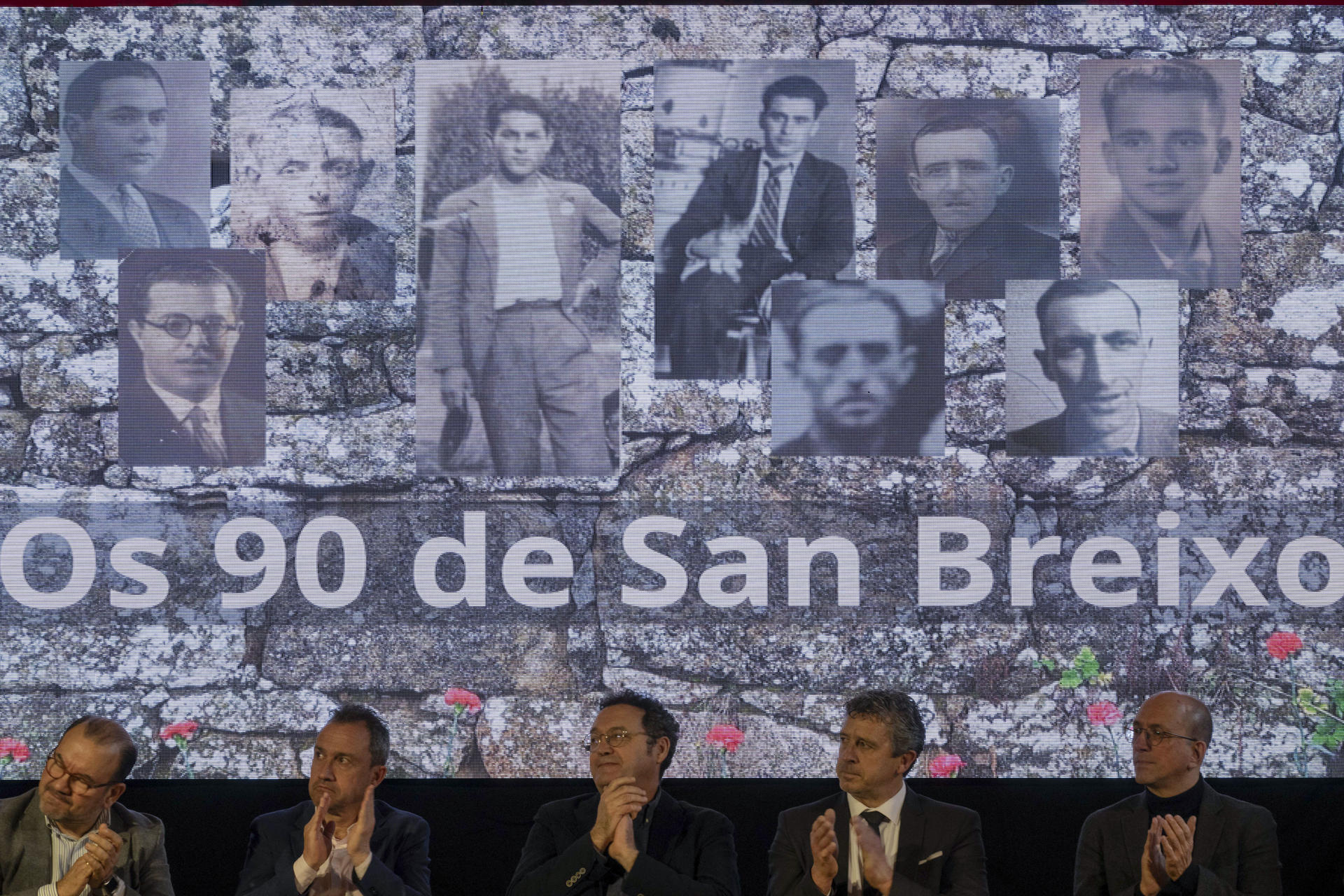 El fiscal general del Estado, Álvaro García Ortiz (c), durante el acto homenaje a las víctimas de la represión franquista en Celanova (Ourense), donde se ha inaugurado un memorial con los nombres de los fusilados y que ha contado con la presencia de autoridades y familiares. EFE/ Brais Lorenzo
