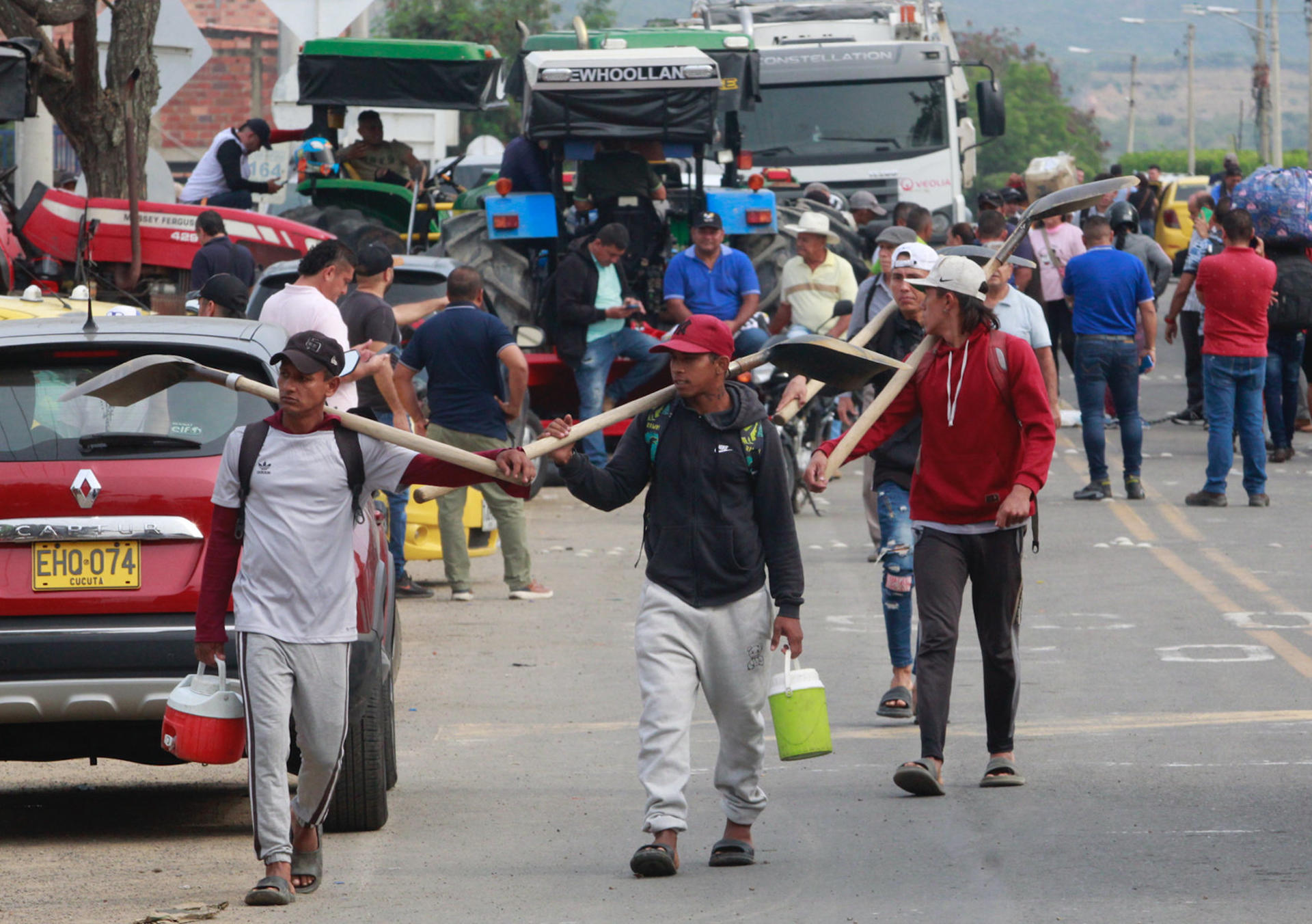 Cultivadores de arroz bloquean una vía este martes, en Cúcuta (Colombia). EFE/ Mario Caicedo