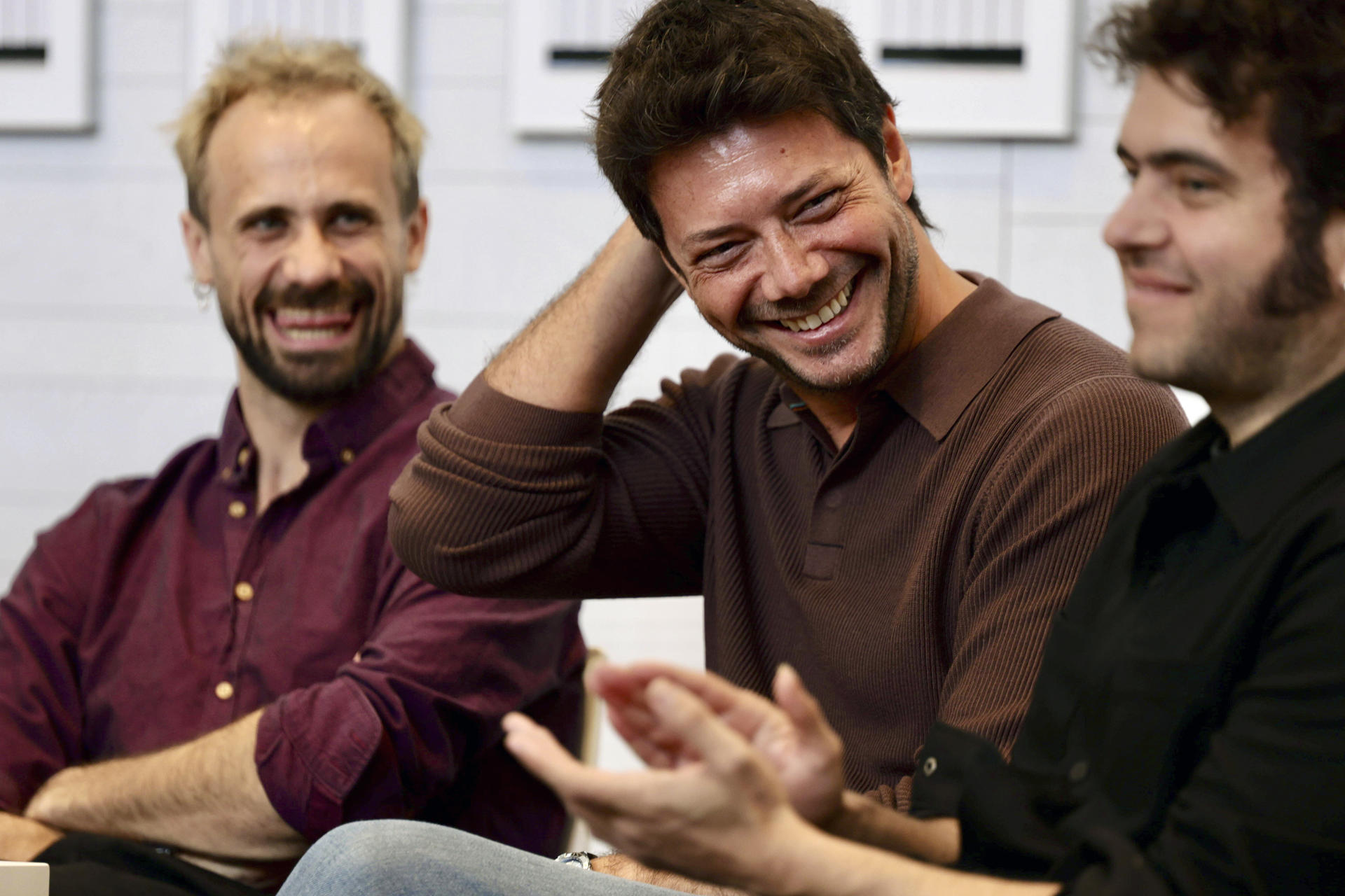 Los actores Oriol Pla (i) y Álvaro Morte (c) junto al director Javier Macipe.durante el Festival de Cine Español de Cáceres. La Inteligencia Artificial (IA), las plataformas y la paradoja que presenta el hecho de contar con más oferta audiovisual que nunca, lo que a su vez supone una mayor precarización del trabajo, han sido las principales preocupaciones que ha abordado este sábado los premiados del XXXII Festival de Cine Español de Cáceres. EFE/Eduardo Villanueva