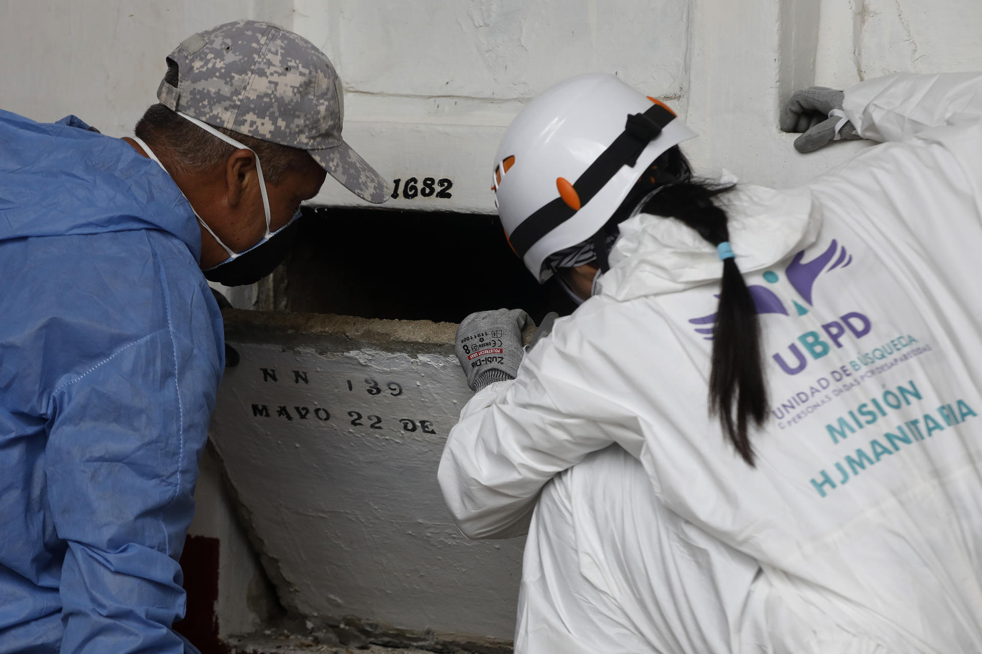 Fotografía de archivo en la que se registró a un par de miembros de la Unidad de Búsqueda para Personas Desaparecidas (UBPD) en Colombia, durante una de sus jornadas de exhumación de cadáveres de presuntas víctimas mortales en medio del conflicto armado interno en el país suramericano. EFE/Luis Noriega