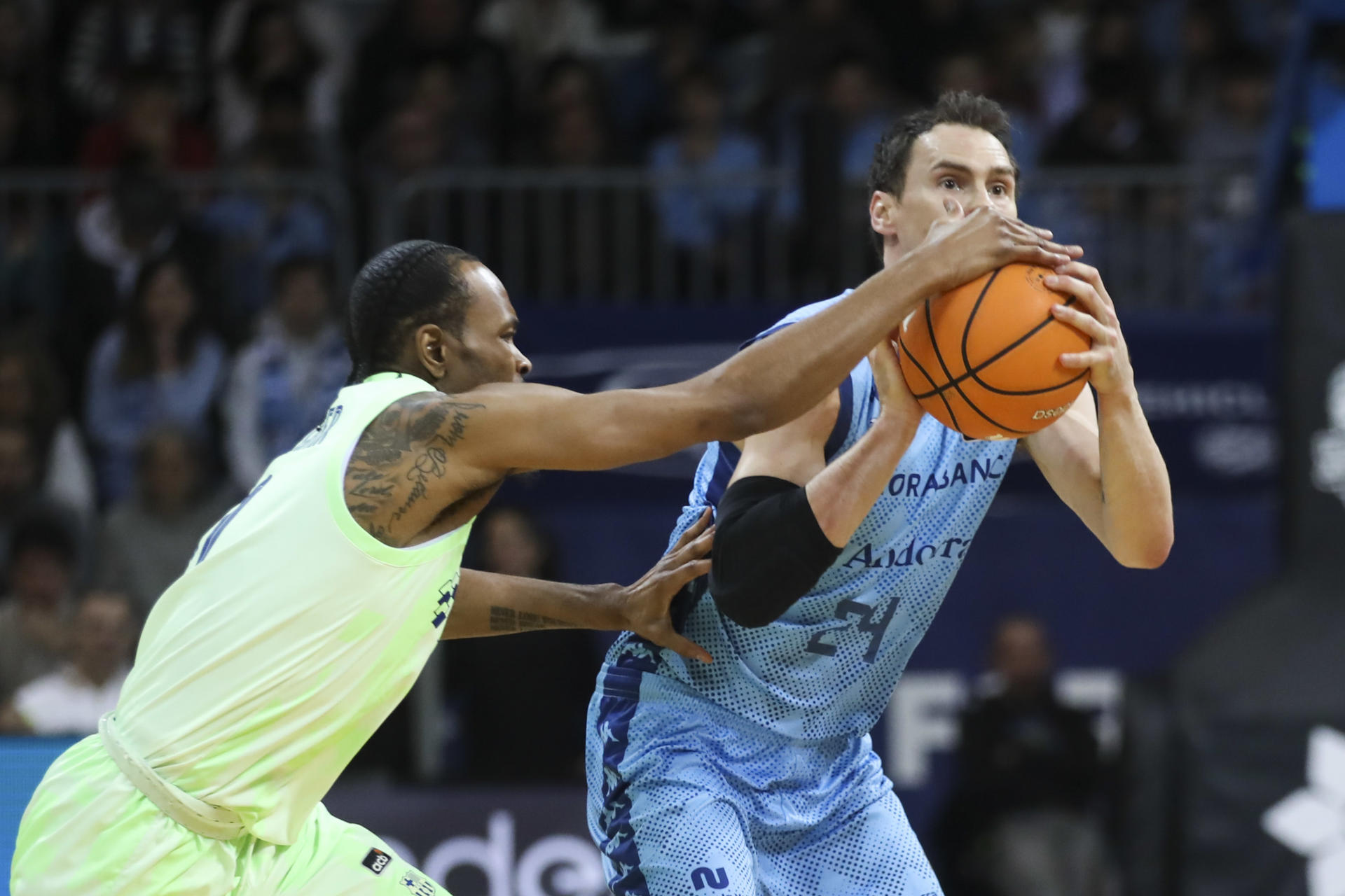 El escolta eslovaco de Morabanc, Kyle Kuric (i), con el balón ante el alero estadounidense del FC Barcelona, Jabri Parker, durante el encuentro correspondiente a la fase regular de la Liga Endesa que disputan hoy domingo Morabanc Andorra y FC Barcelona en el Polideportivo Toni Martí de Andorra la Vella. EFE / Fernando Galindo.