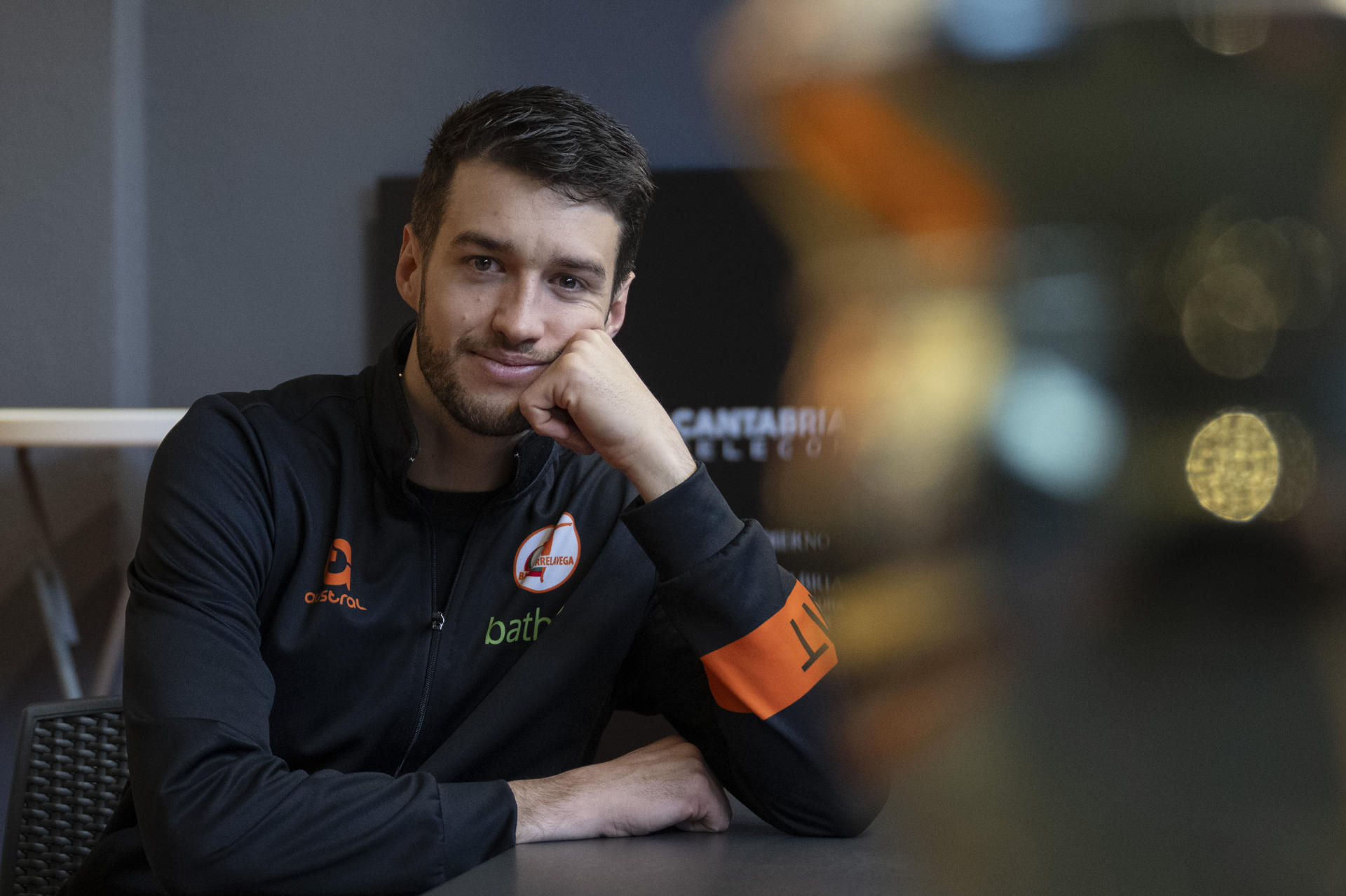 El jugador argentino del Bathco BM Torrelavega Facundo Cangiani, durante la entrevista con la Agencia EFE. EFE/Pedro Puentes Hoyos