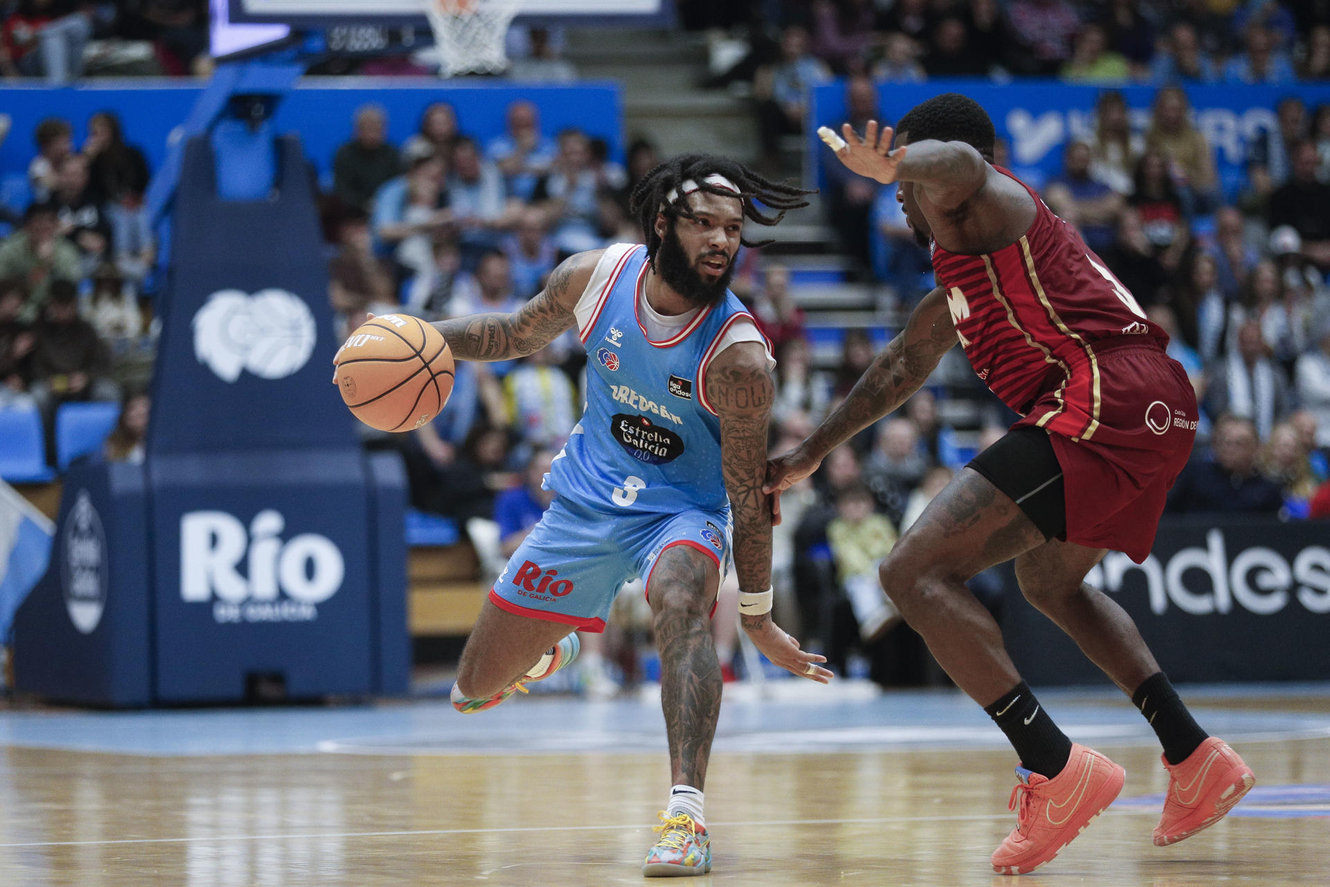 El base del Breogán Dae Dae Grant (i) juega un balón ante Dyland Ennis, del UCAM, durante el partido de la Liga Endesa de baloncesto que Río Breogán y UCAM Murcia disputaron en Lugo. EFE/Eliseo Trigo