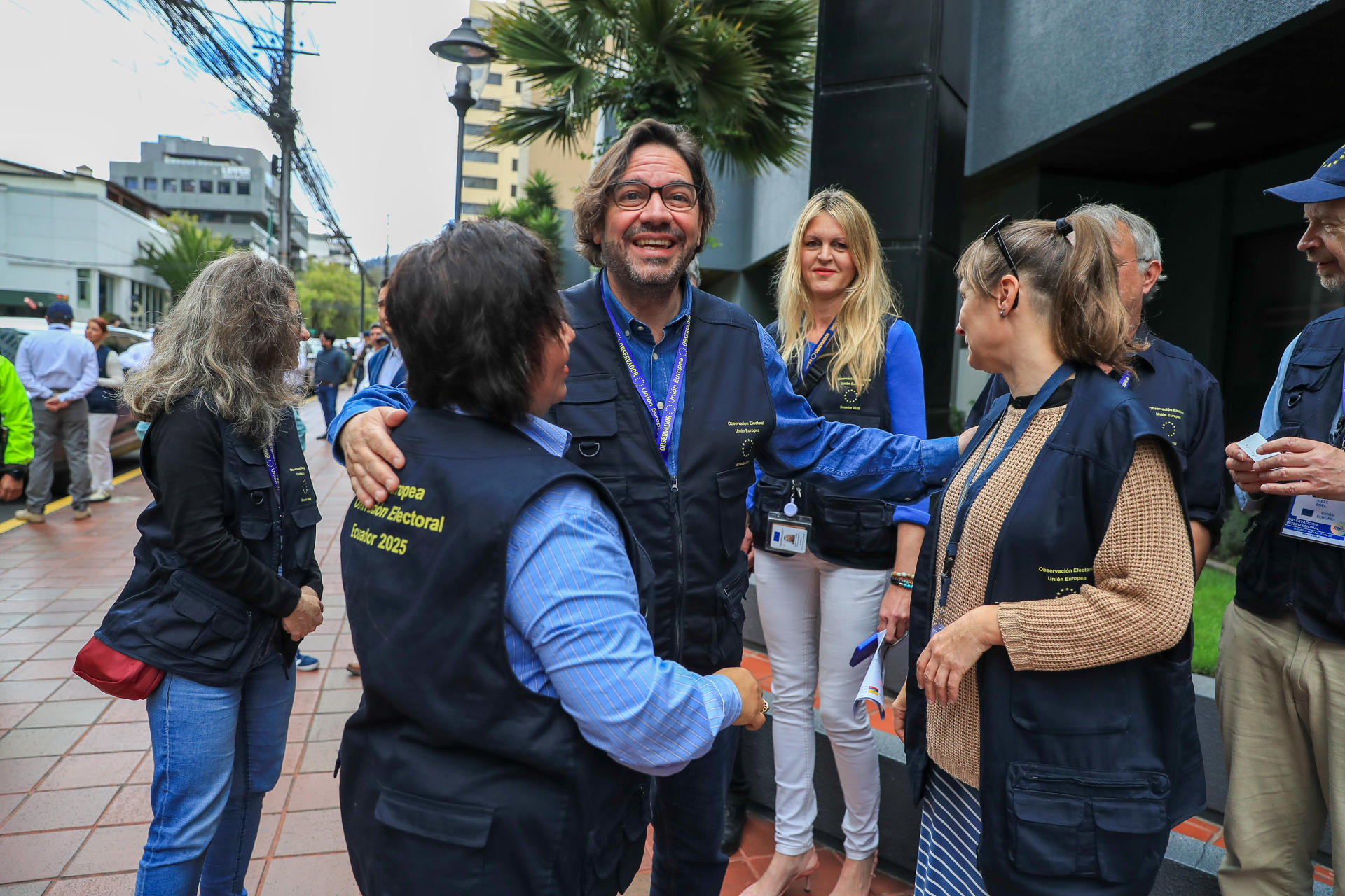 El jefe adjunto de la misión de observación electoral de la Unión Europea (UE), José Antonio De Gabriel (c), se despide de algunos observadores este sábado, en Quito (Ecuador). EFE/José Jácome