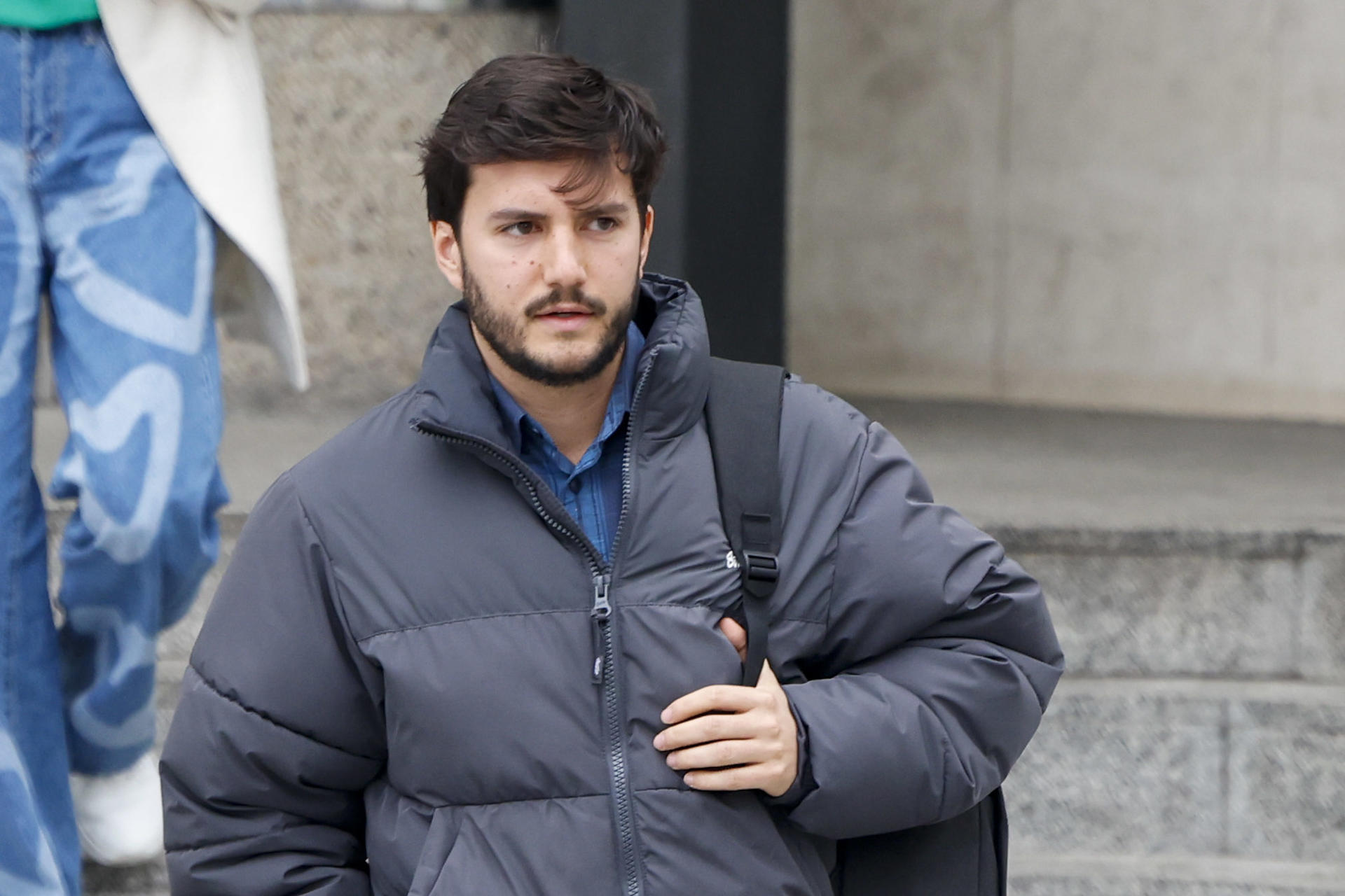 Rafael Mouliaá, hermano de la actriz Elisa Mouliáa, a su salida de los juzgados de plaza de Castilla donde el juez que investiga al exportavoz parlamentario de Sumar Íñigo Errejón por un delito de agresión sexual, ha citado como testigos a varios asistentes a la fiesta en la que el exdiputado coincidió con la actriz Elisa Mouliáa el 8 de octubre de 2021. EFE/ Sergio Perez