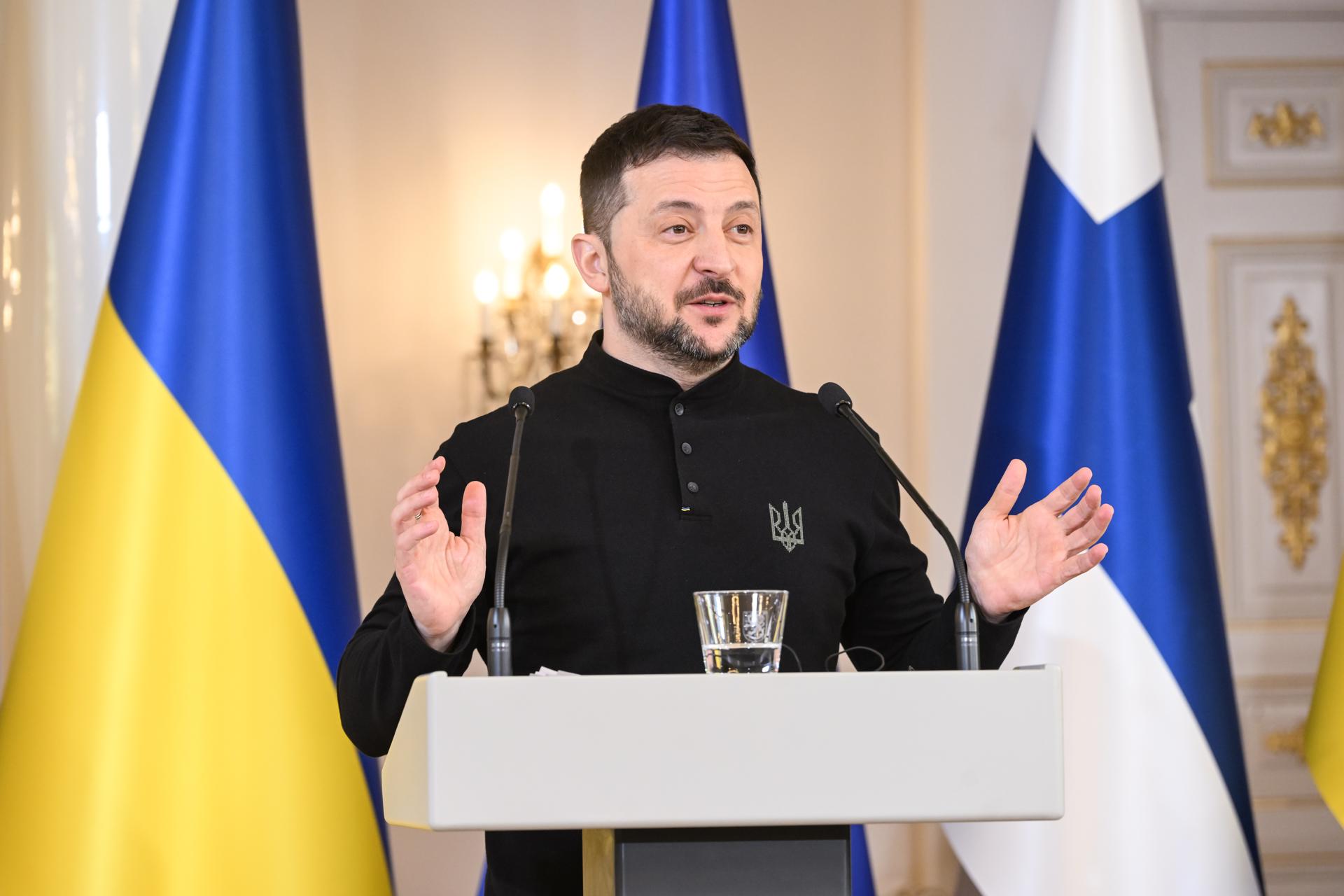 El presidente de Ucrania, Volodymyr Zelensky, habla durante una conferencia de prensa conjunta con el presidente de Finlandia, Alexander Stubb (no aparece en la imagen), tras sus conversaciones durante su visita oficial a Helsinki, Finlandia, el 19 de marzo de 2025. (Finlandia, Ucrania) EFE/EPA/KIMMO BRANDT