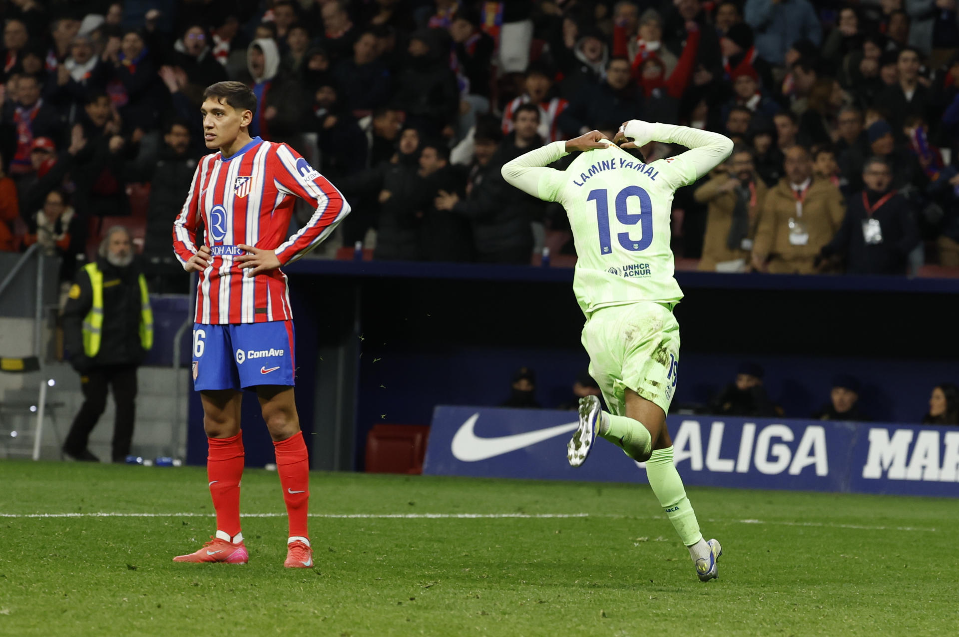 El delantero del FC Barcelona, Lamine Yamal, celebra el tercer gol durante el encuentro correspondiente a la jornada 28 de Laliga EA Sports que disputaron Atlético de Madrid y FC Barcelona en el estadio Metropolitano, en Madrid. EFE / J.J.Guillen