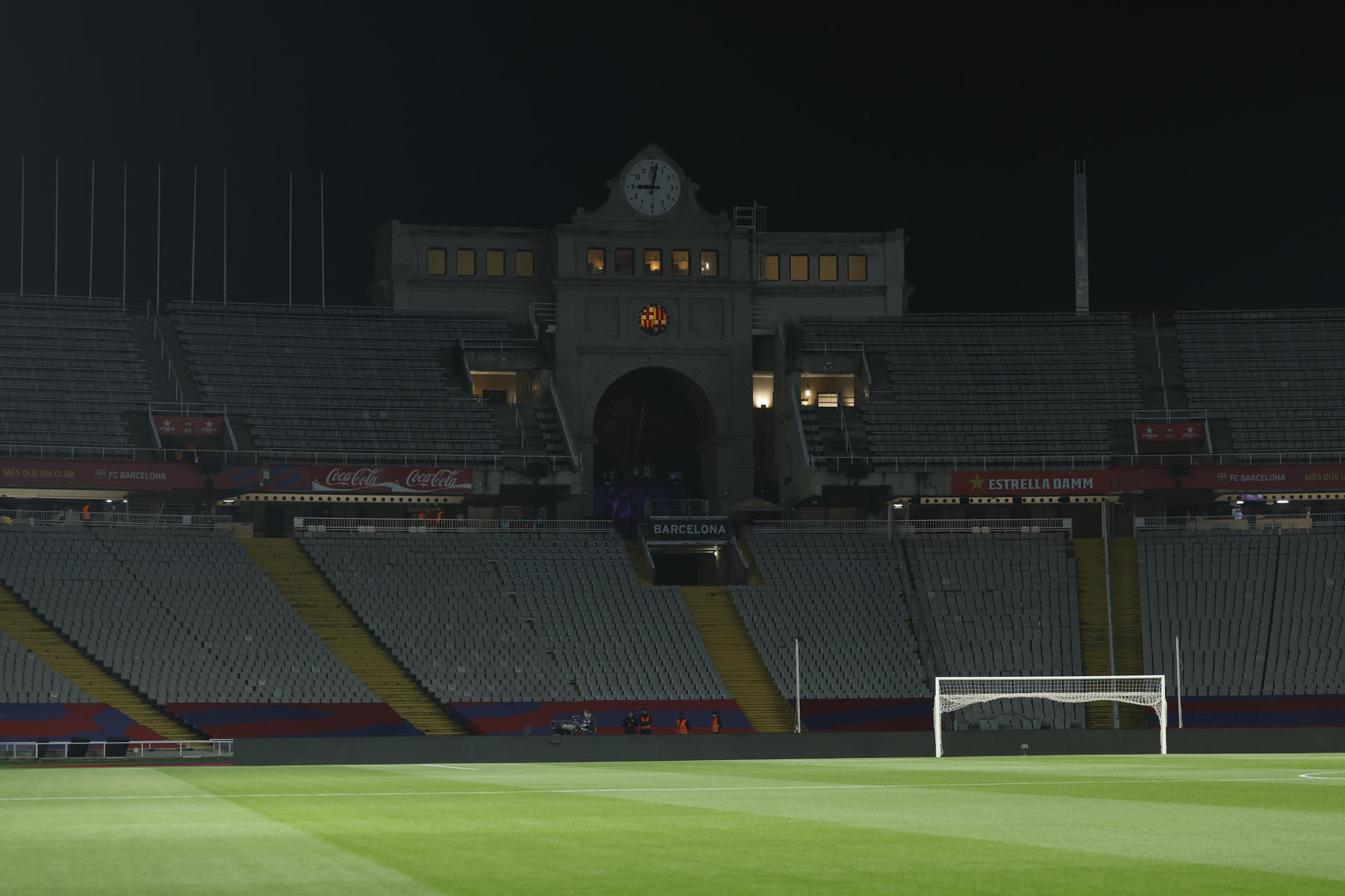 Vista del Estadi Olímpic Lluís Companys vacío tras la suspensión del partido de la jornada 27 de LaLigaEA Sports entre el Barcelona y el Osasuna, debido al fallecimiento del doctor del Barcelona Carles Miñarro García, este sábado en Barcelona.-EFE/ Toni Albir